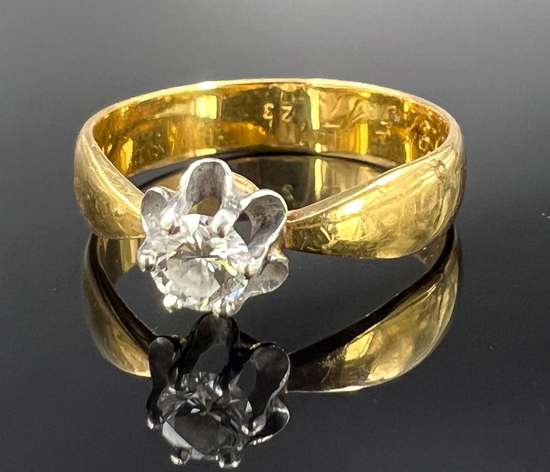 Solitaire ring. 900 yellow gold. 1 diamond of approx. 0.17-0.20 ct.