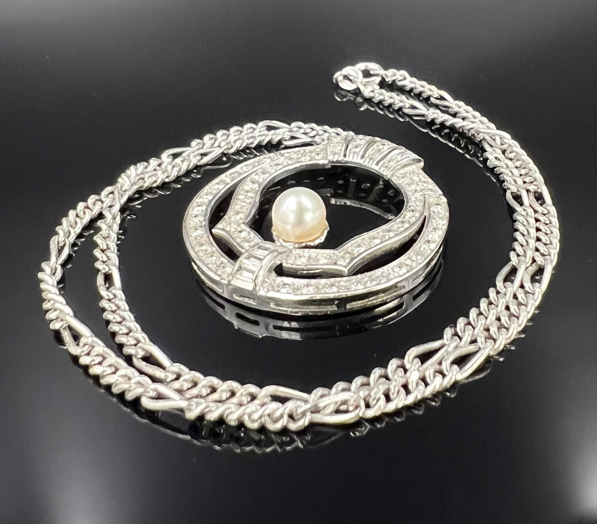 Necklace. 585 white gold with a pearl and diamonds.
