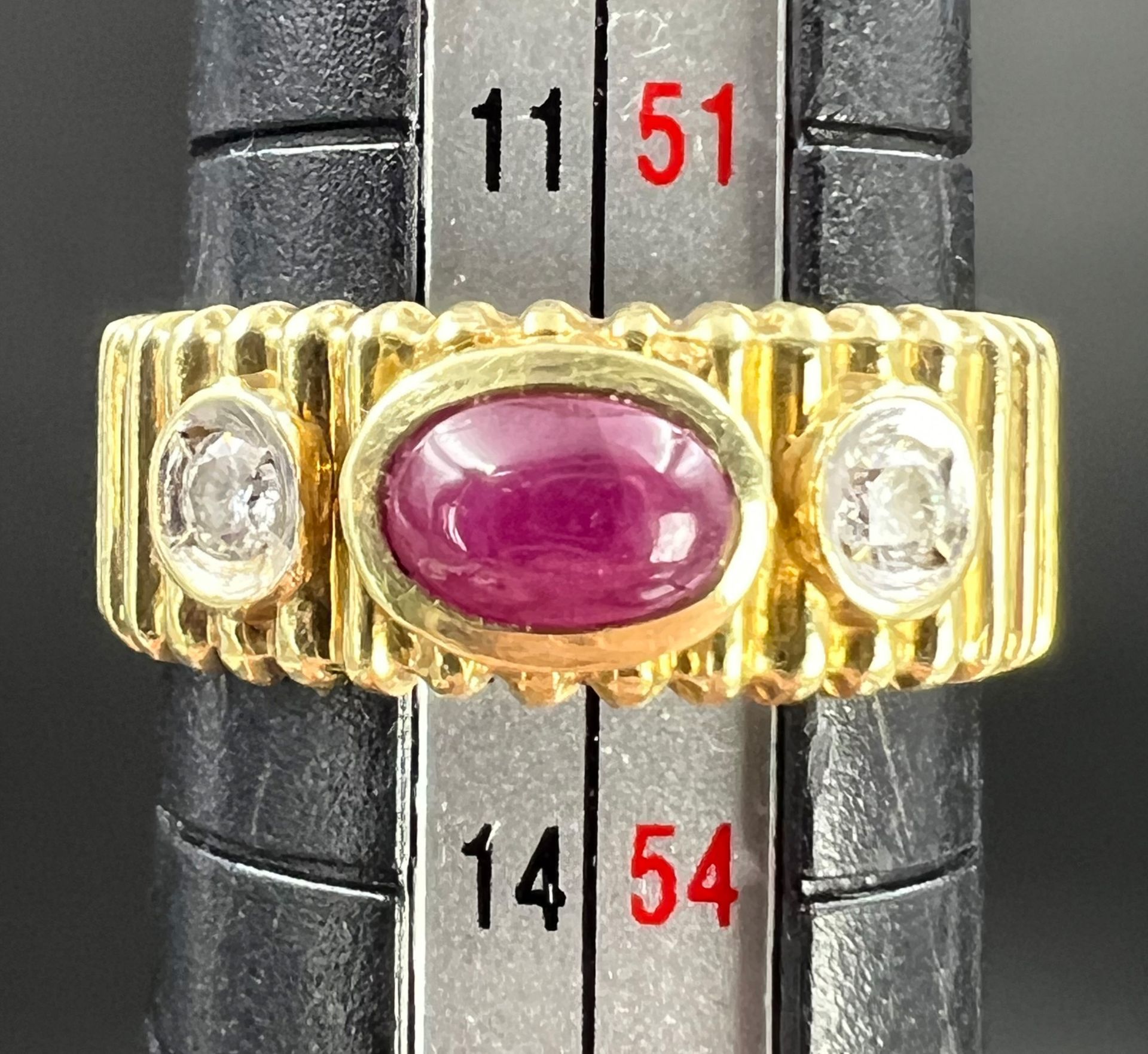 Ladies' ring. 585 yellow gold. 1 coloured stone cabochon and 2 small diamonds. - Image 4 of 8