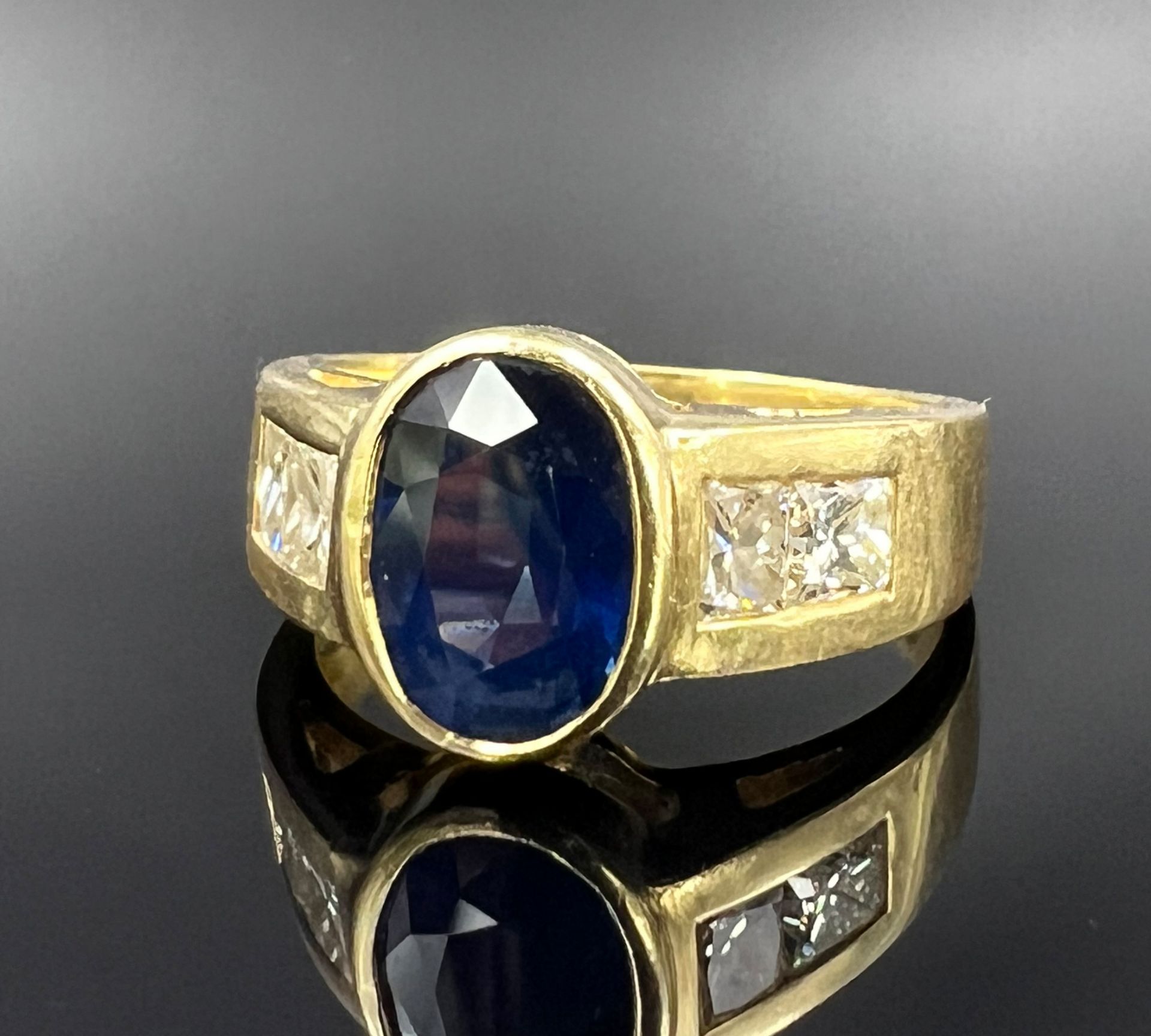 Ladies' ring. 750 yellow gold. 1 blue colored stone and 4 diamonds.