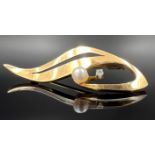 Brooch. 585 yellow gold. Set with a pearl and a small diamond.