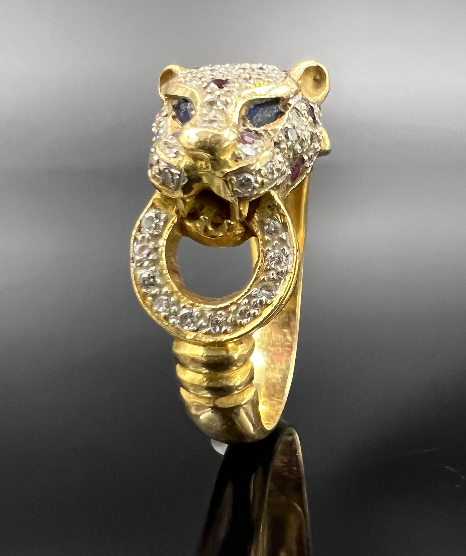 Ladies' ring "Cheetah". 750 yellow gold and white gold with gemstone setting.