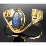 Bangle. Bent GABRIELSEN (1928 - 2014). 585 yellow gold. Coloured stone. Denmark.