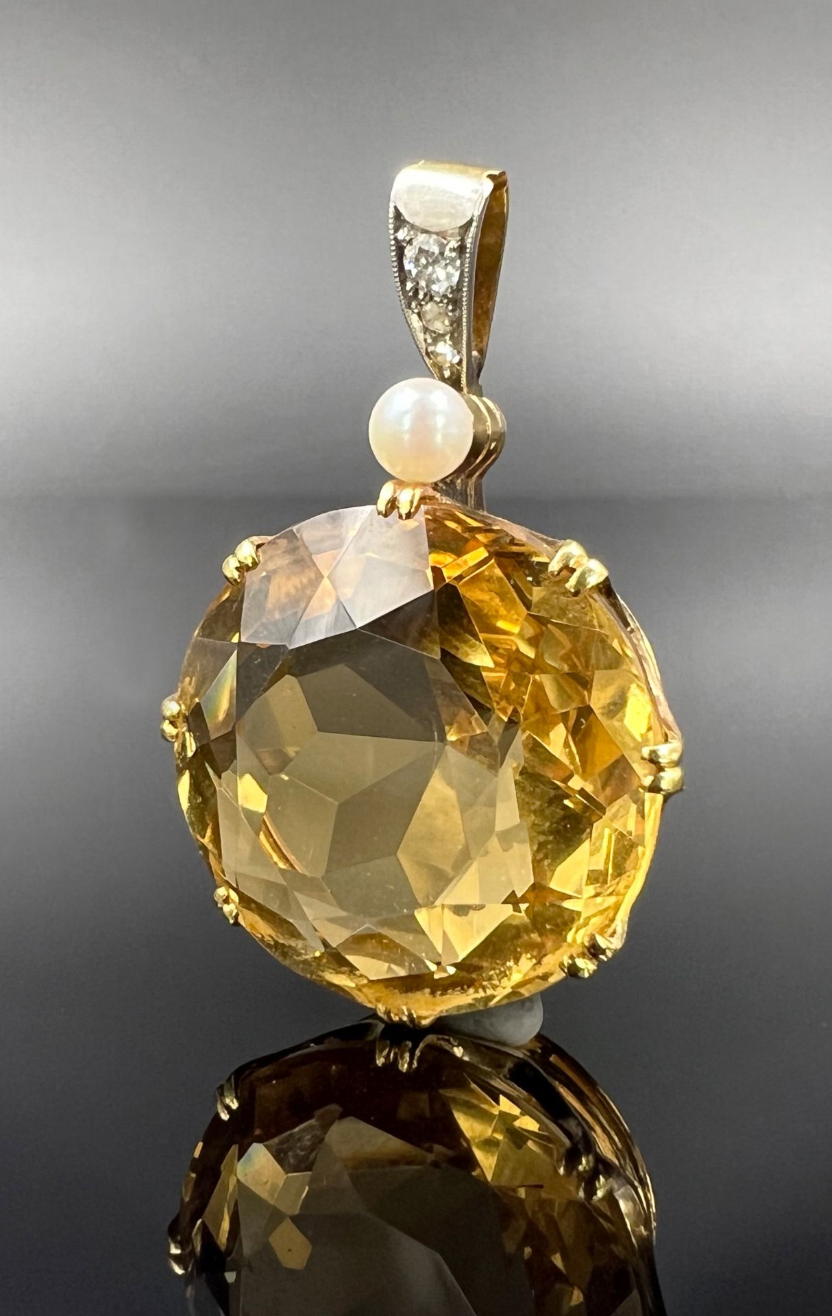 Pendant 750 yellow gold and white gold. 1 large citrine, a pearl and diamond chips.