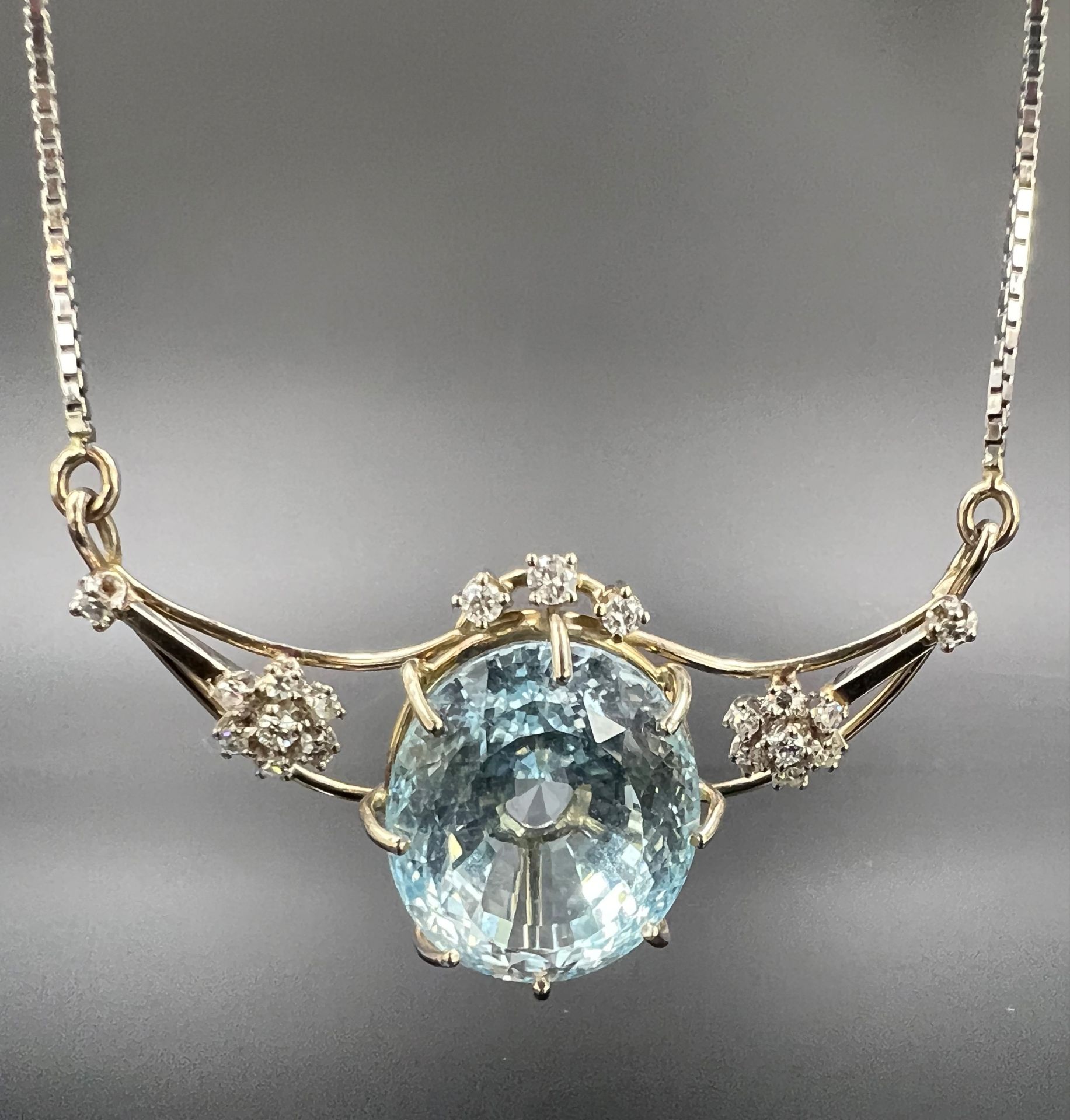 Necklace. 585 white gold. 1 large aquamarine and small diamonds.
