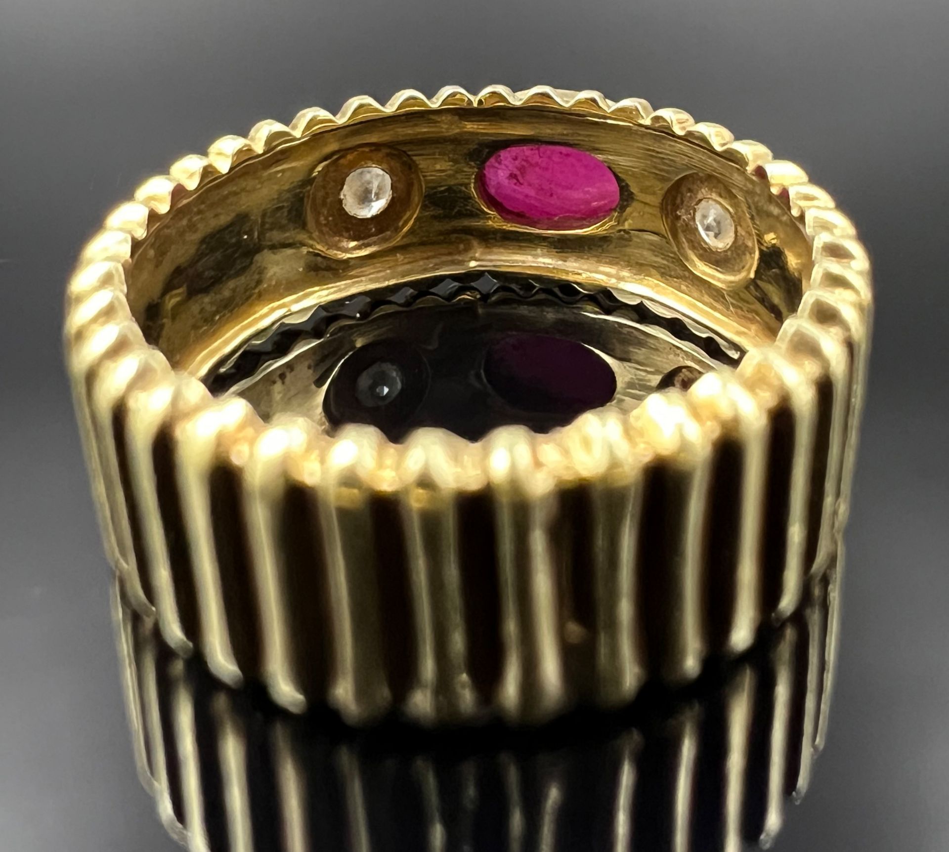 Ladies' ring. 585 yellow gold. 1 coloured stone cabochon and 2 small diamonds. - Image 2 of 8