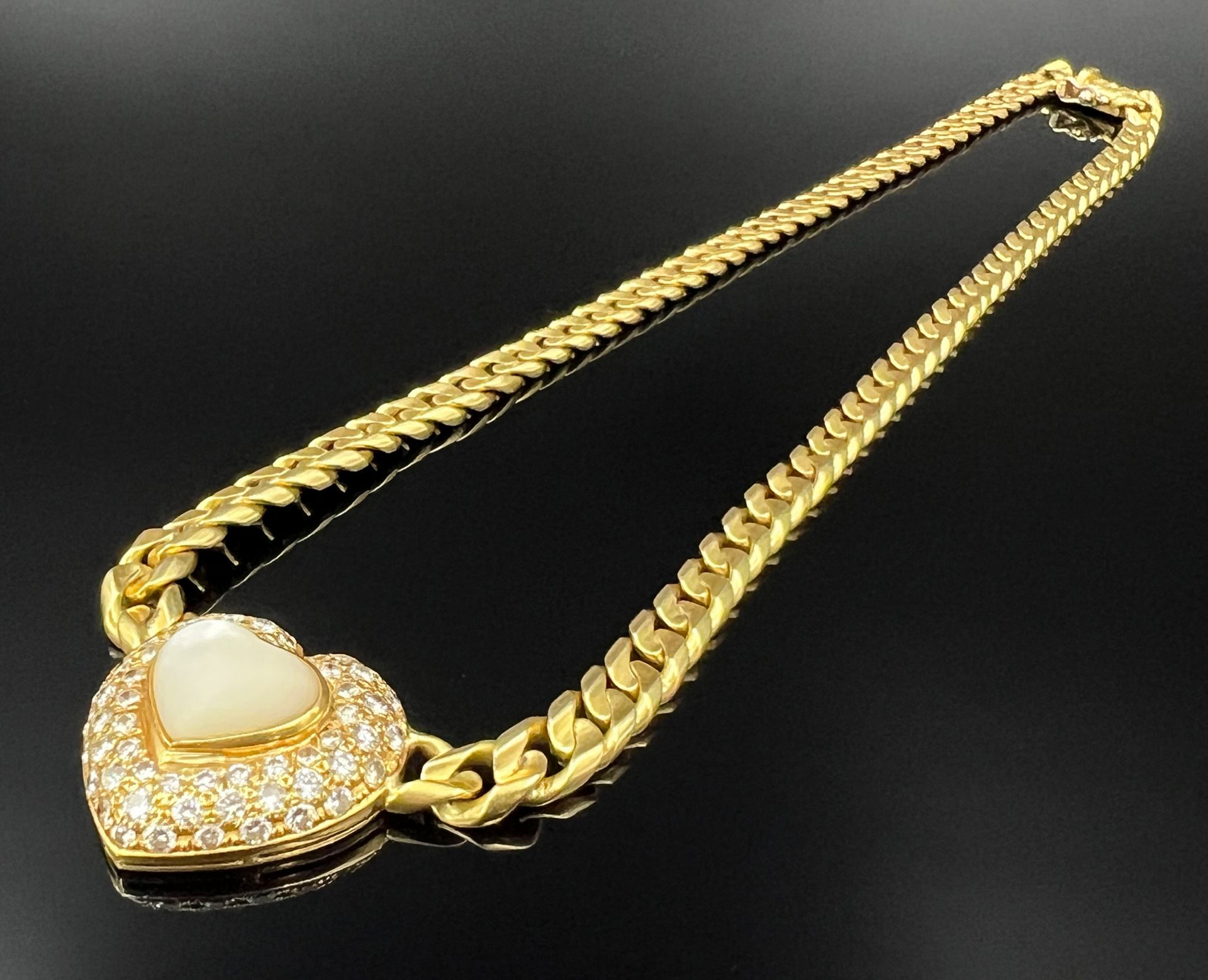 Collier. 750 Gelbgold mit sehr kleinen Diamanten und wohl satiniertem Perlmutt.