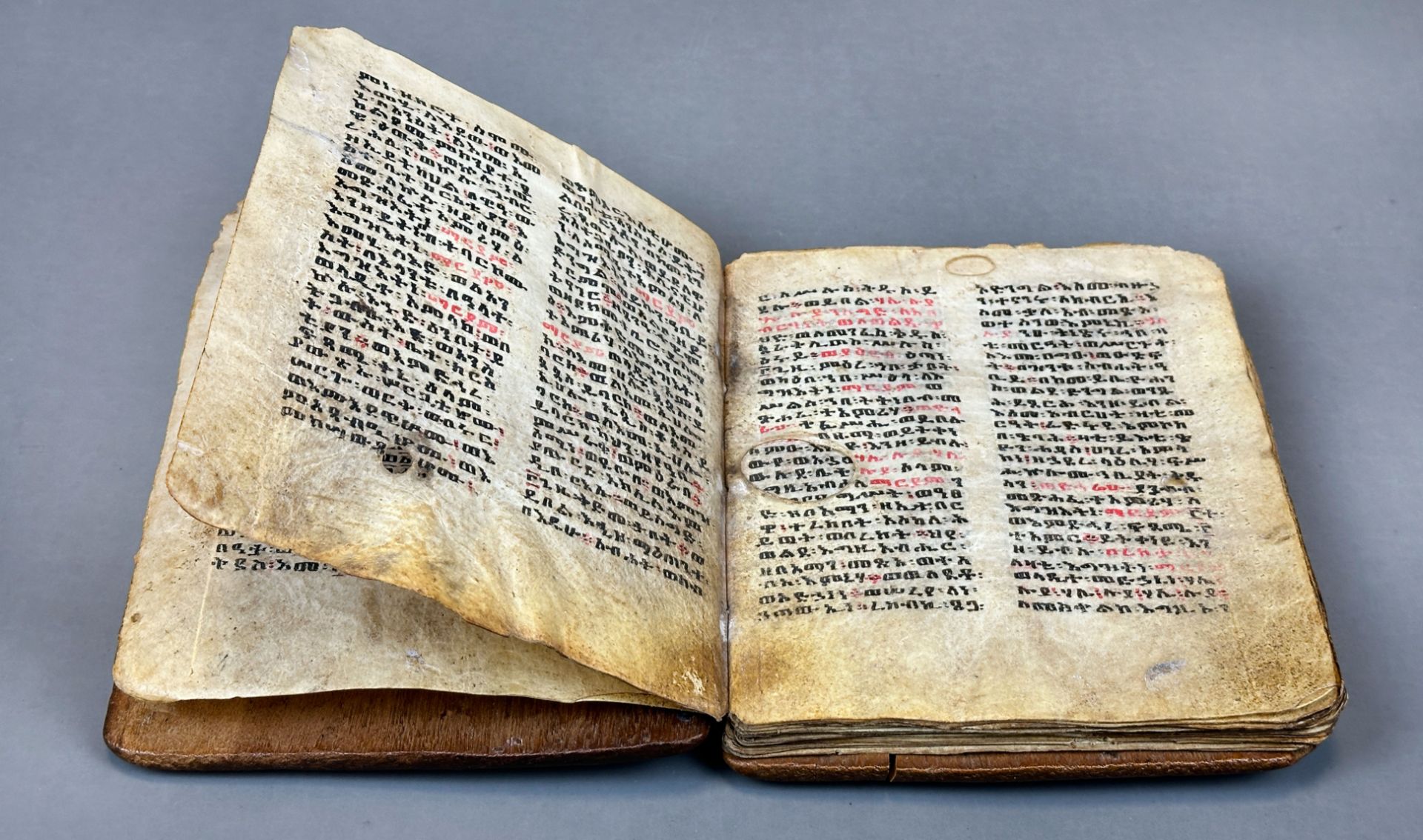 Äthiopische Bibel. Ge'ez auf Pergament. Wohl um 1780. - Bild 4 aus 8