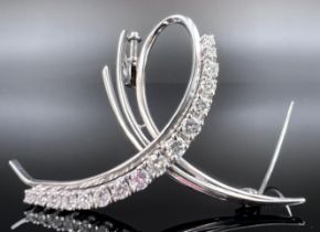 Bow-shaped brooch. 750 white gold set with diamonds.