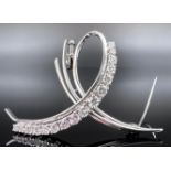 Bow-shaped brooch. 750 white gold set with diamonds.