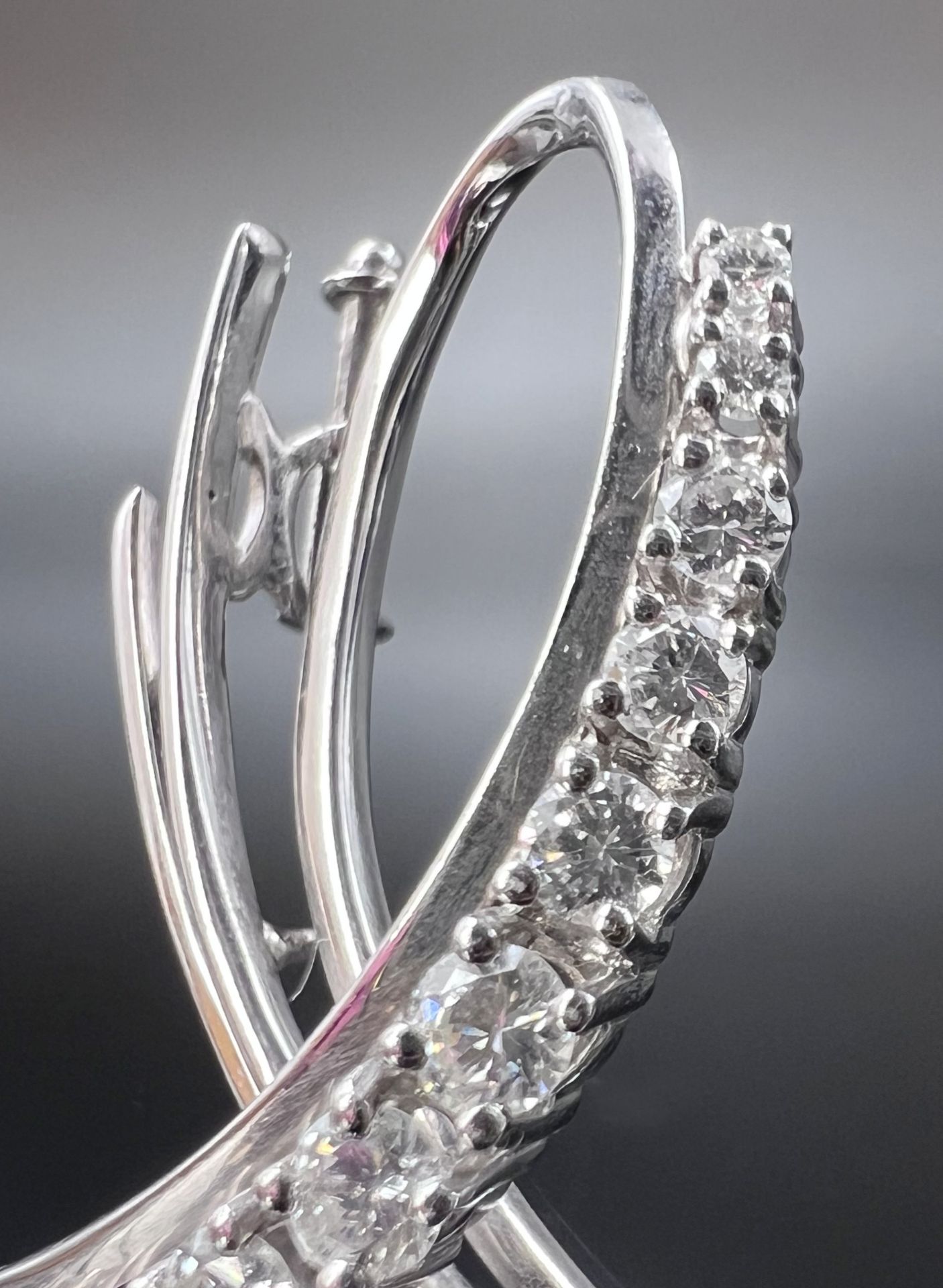 Bow-shaped brooch. 750 white gold set with diamonds. - Image 2 of 5