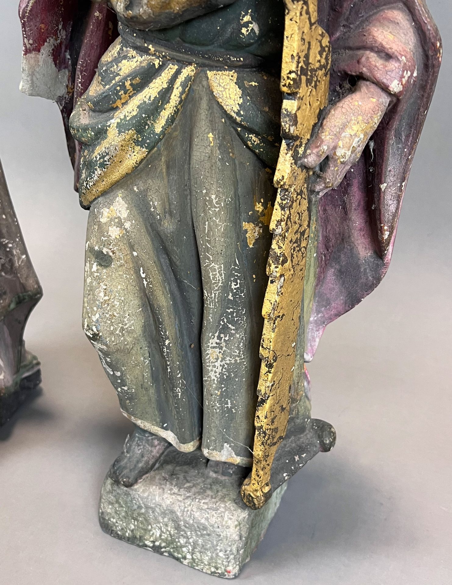 2 Steinfiguren. Heilige mit Säge und Lanze. 1. Hälfte 19. Jahrhundert. - Bild 8 aus 11