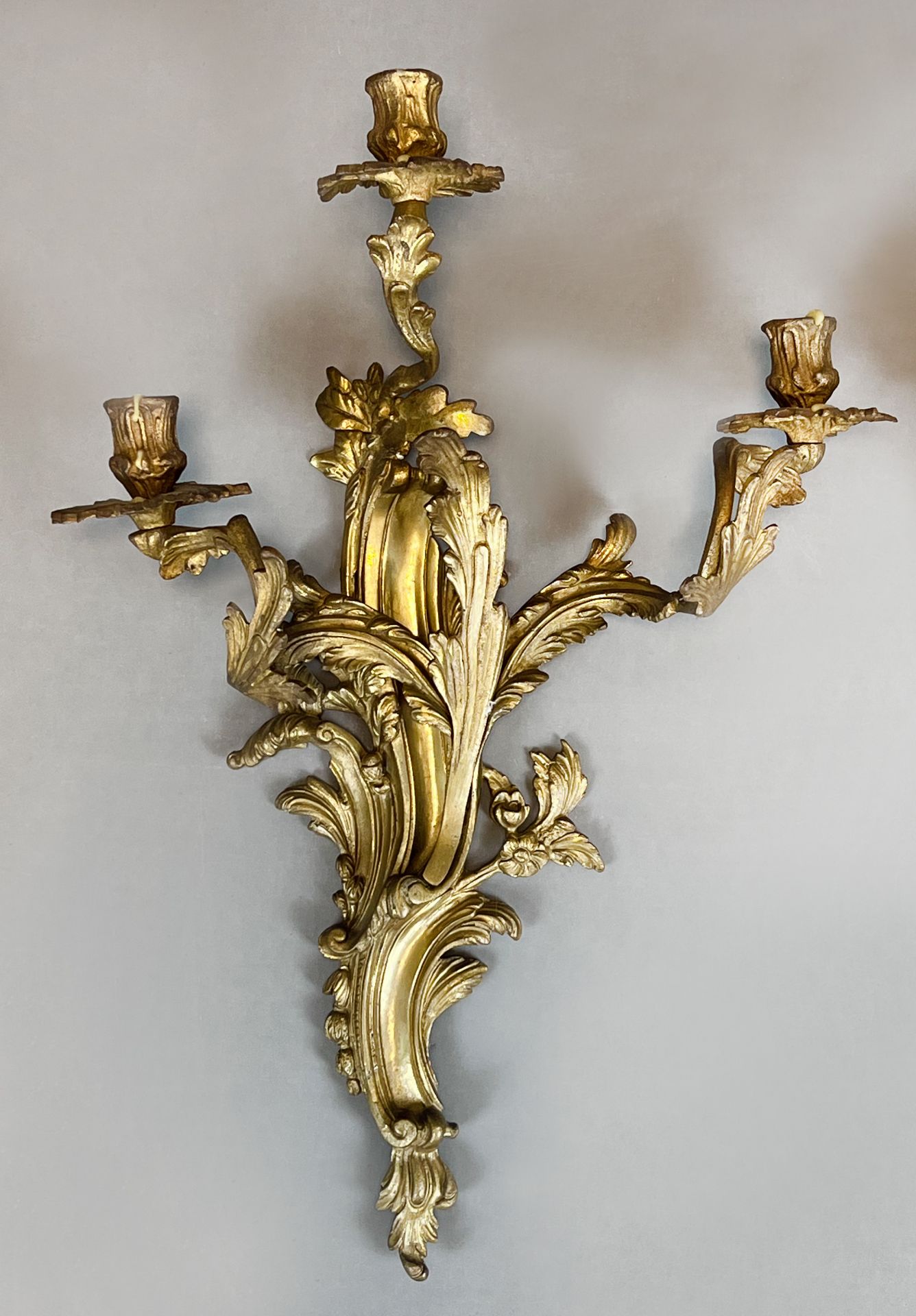 Ein Paar antike Wandkerzenhalter. Bronze vergoldet. 19. Jahrhundert. - Bild 2 aus 11