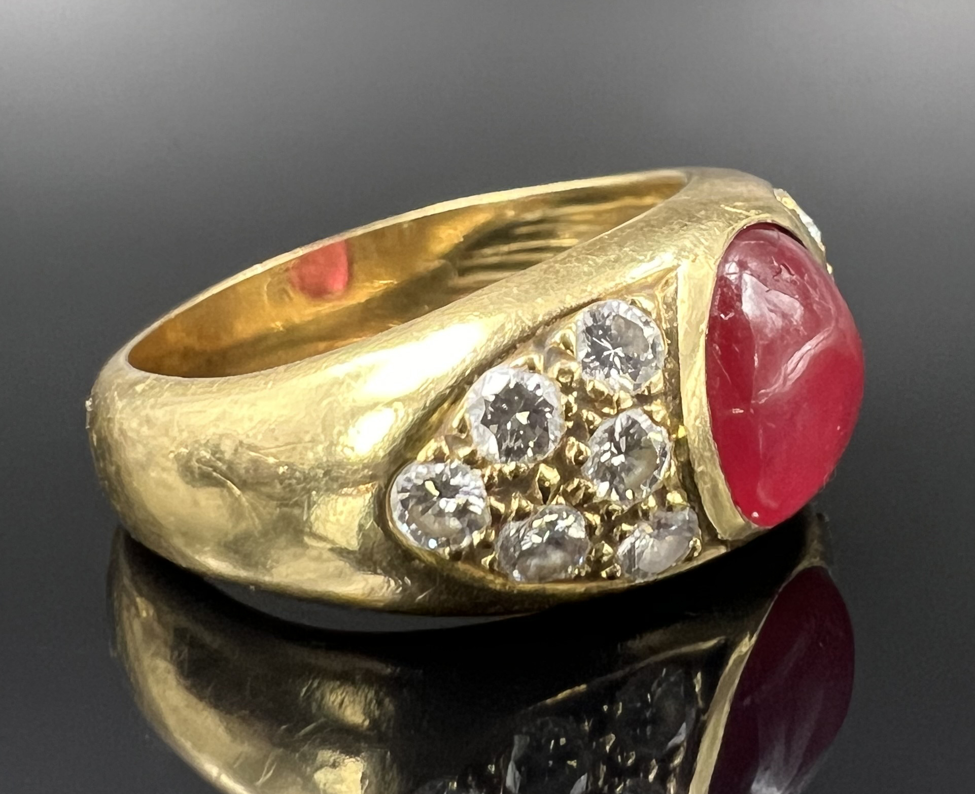 Ladies' ring. 750 yellow gold with diamonds and a red coloured stone cabochon. - Image 3 of 11