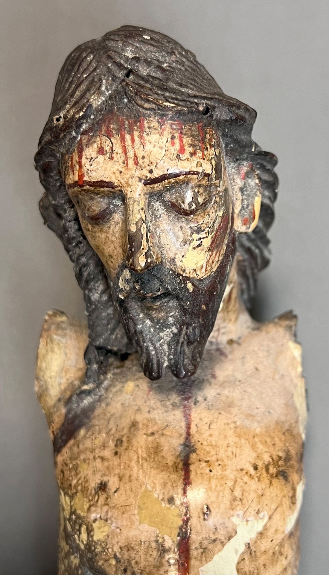 Romanische Holzfigur. Gekreuzigter Jesus Christus. Frankreich. - Bild 2 aus 9