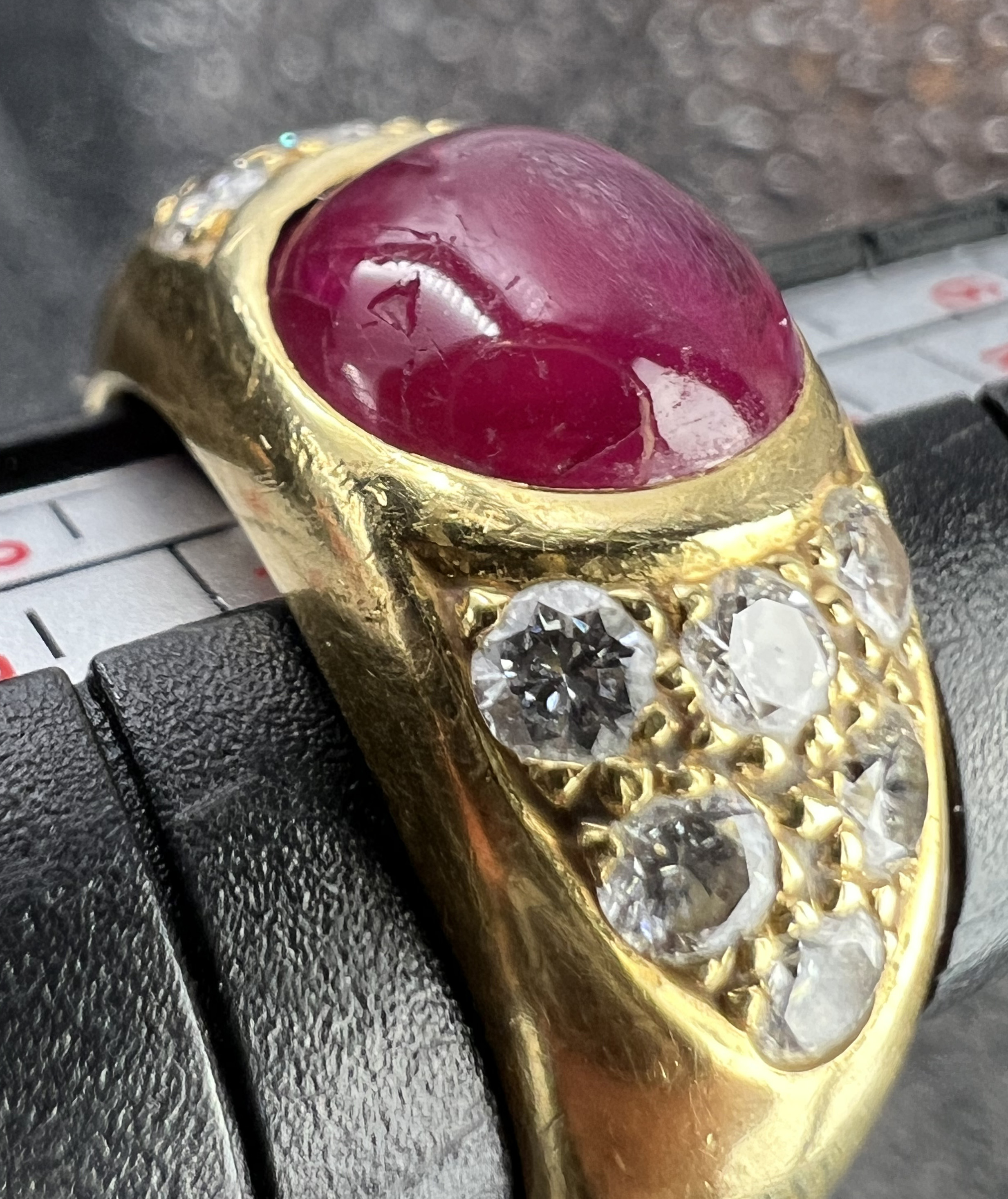 Ladies' ring. 750 yellow gold with diamonds and a red coloured stone cabochon. - Image 10 of 11