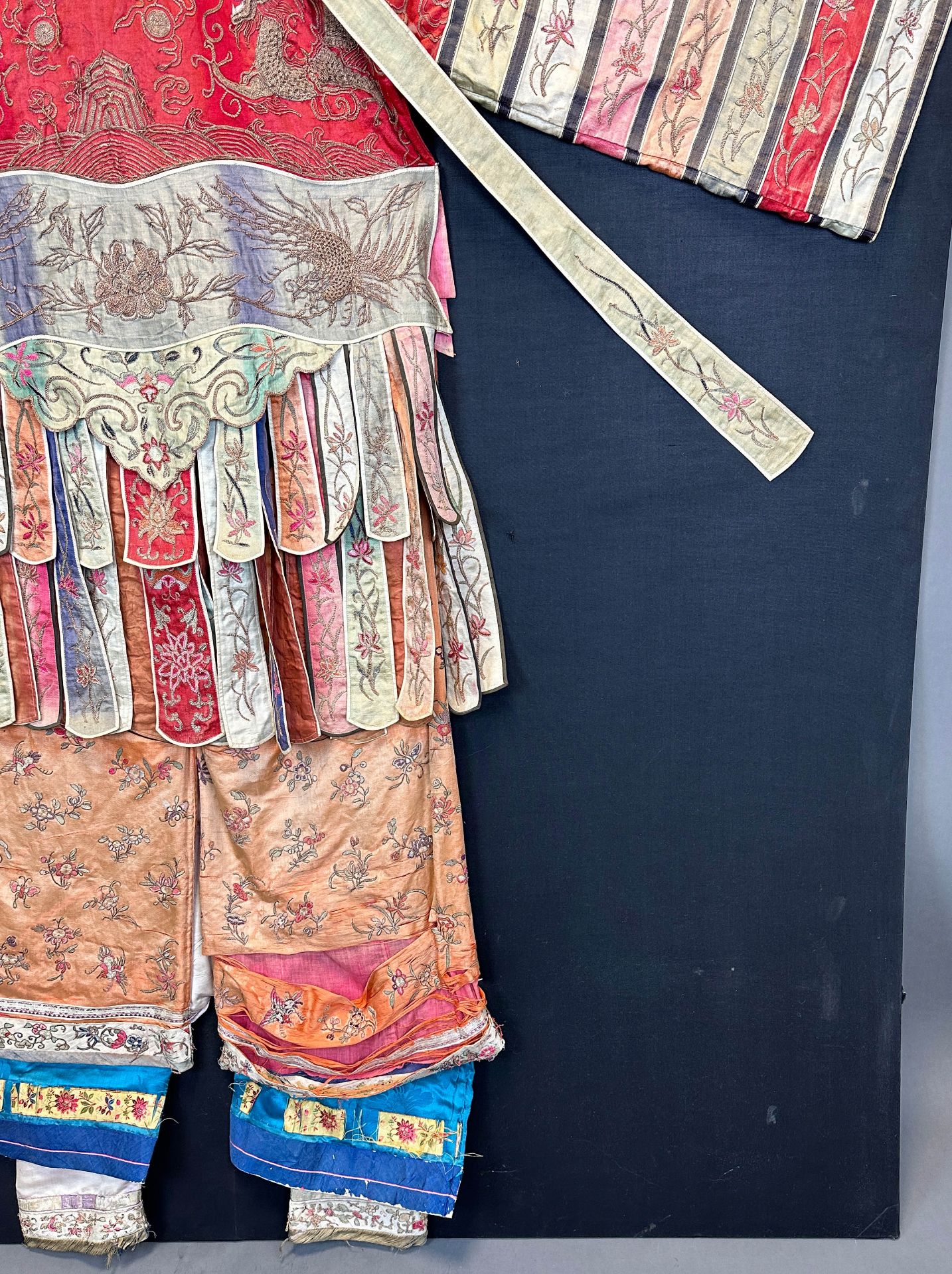 Chinese silk robe. Circa 1900. Probably a woman's wedding dress. - Image 5 of 20