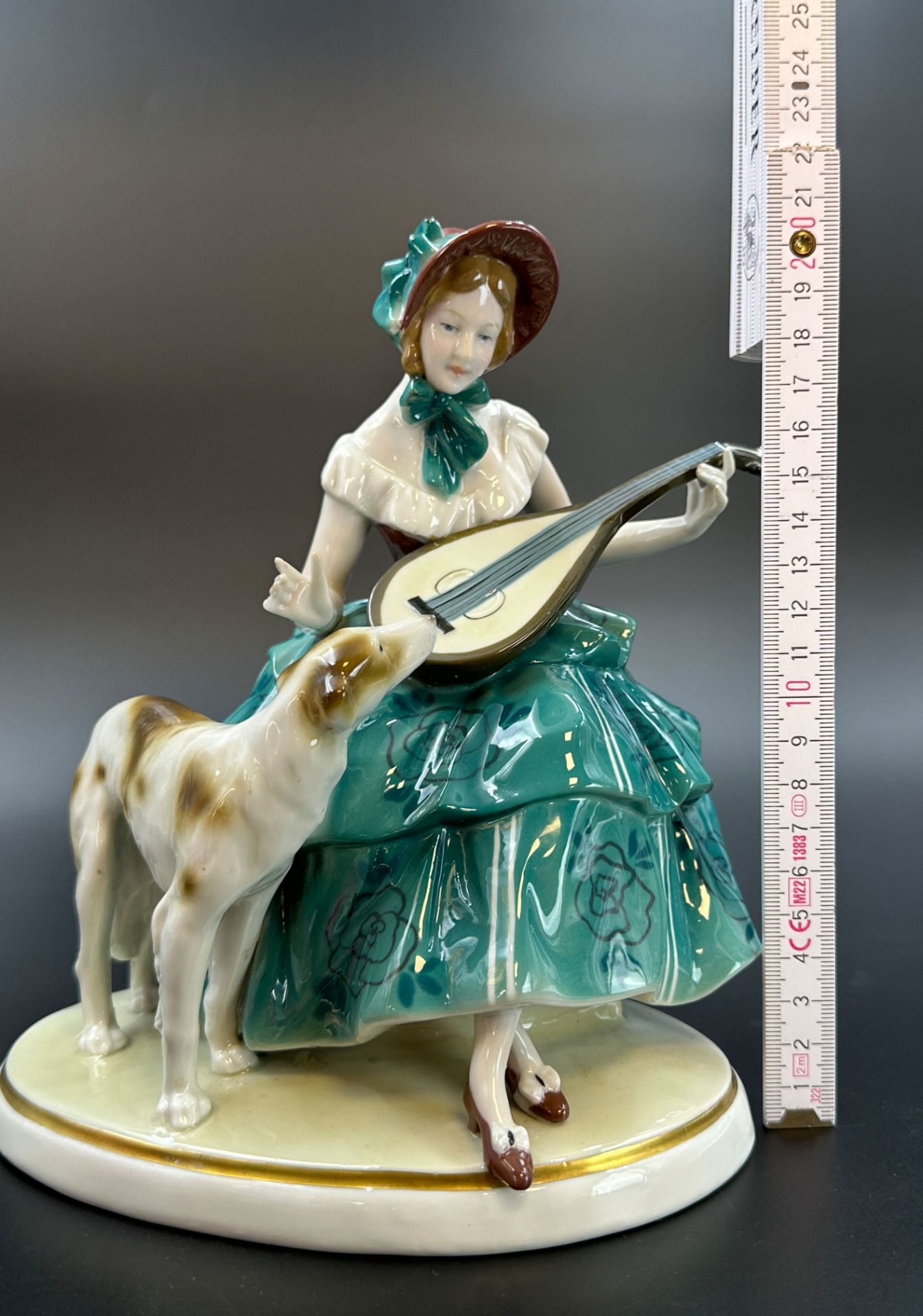 Figurengruppe. AELTESTE VOLKSTEDT. "Lautenspielerin mit Windhund". - Bild 16 aus 16