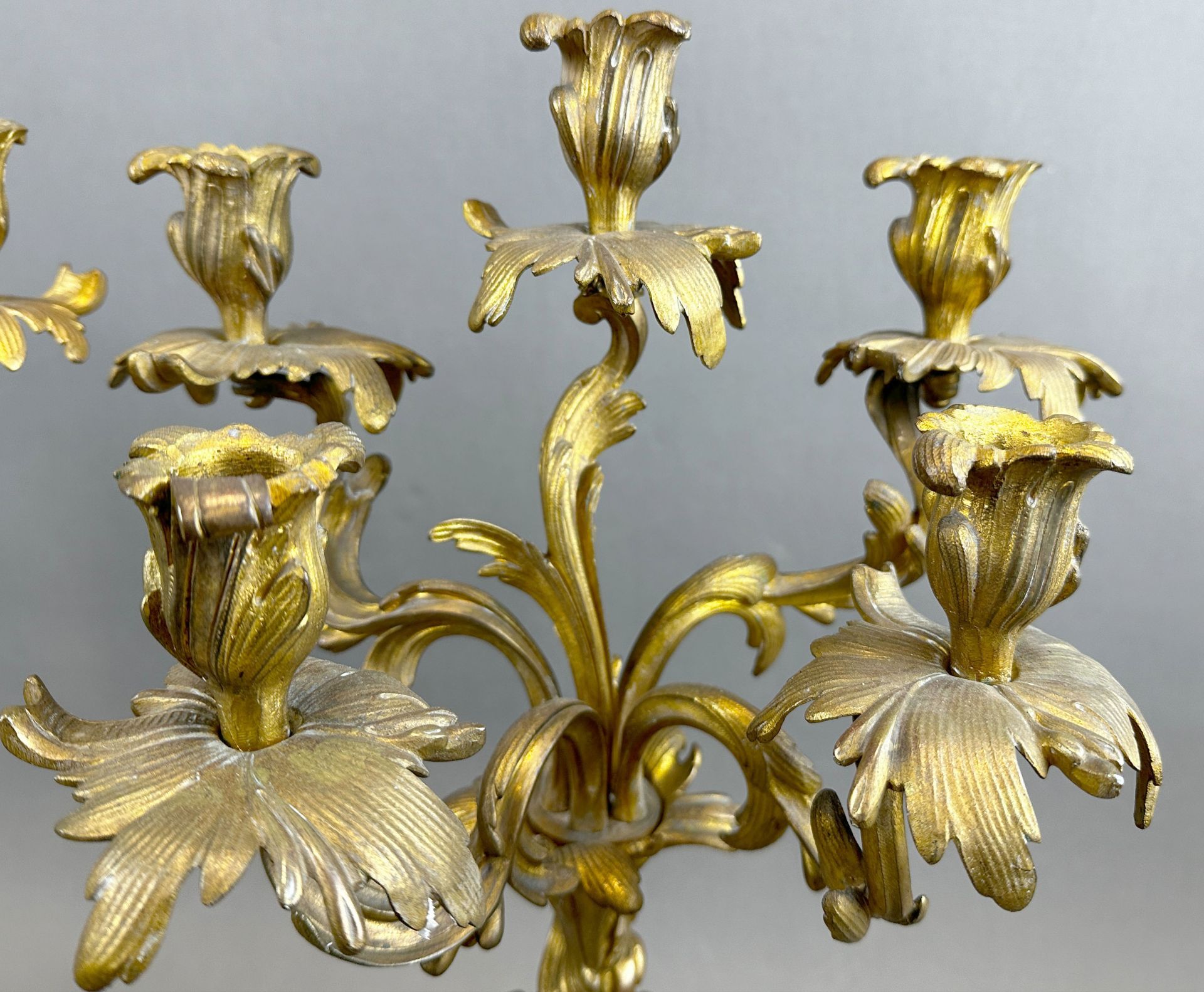 Ein Paar Girandolen, 5- flammig. Bronze vergoldet. 19. Jahrhundert. - Bild 9 aus 14