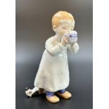 Hentschelkind. MEISSEN. "Kind mit Tasse". 1. Wahl. 1980er Jahre.