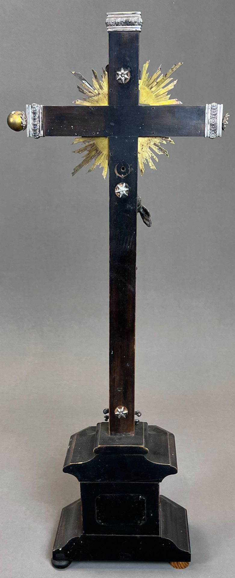 Standkreuz. Altarkreuz mit Metall-Applikationen. 19. Jahrhundert. Deutschland. - Bild 3 aus 9