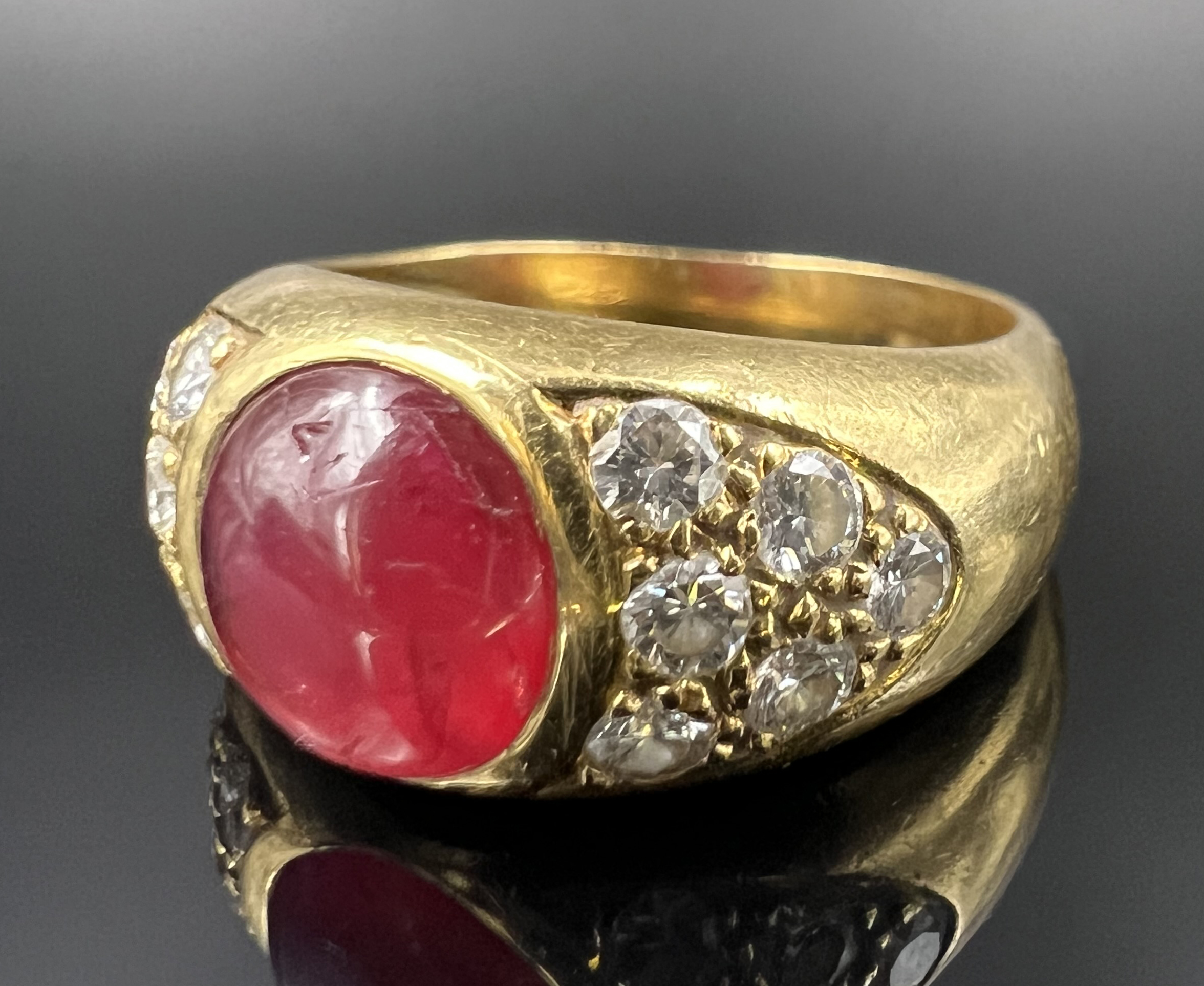 Ladies' ring. 750 yellow gold with diamonds and a red coloured stone cabochon. - Image 2 of 11