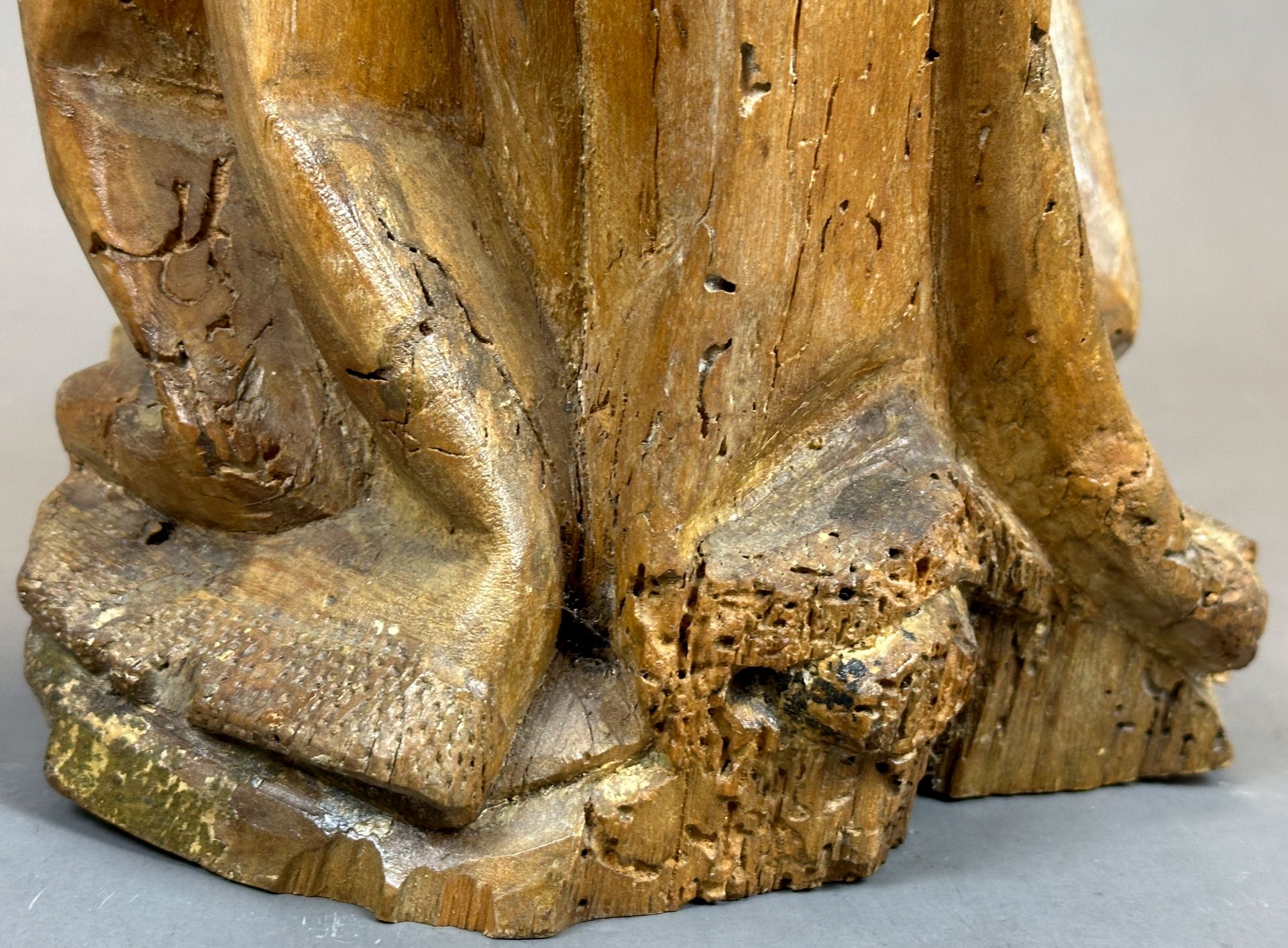 Holzfigur. Hl. König aus der Anbetung. Um 1500. Süddeutschland. - Bild 10 aus 11