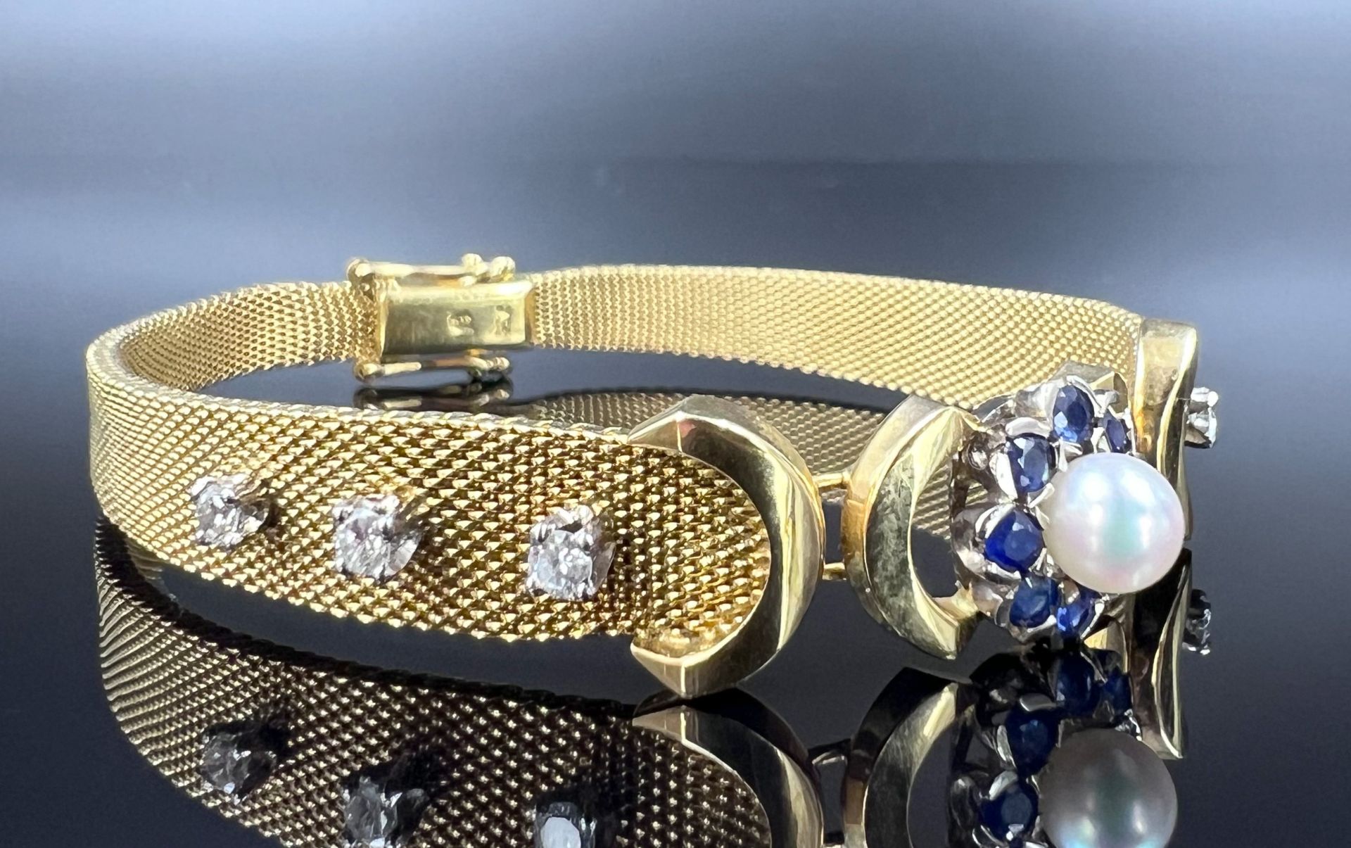 Bracelet. 750 yellow gold with diamonds, sapphires and a pearl. - Image 3 of 5