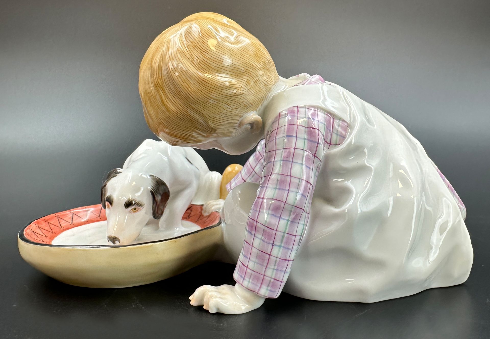 Hentschelkind. MEISSEN. "Kind mit trinkendem Hund". 1. Wahl. 1980er Jahre. - Bild 3 aus 13