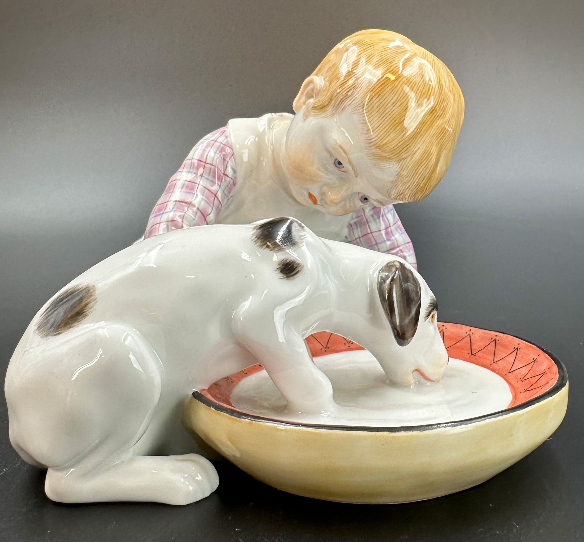 Hentschelkind. MEISSEN. "Kind mit trinkendem Hund". 1. Wahl. 1980er Jahre.