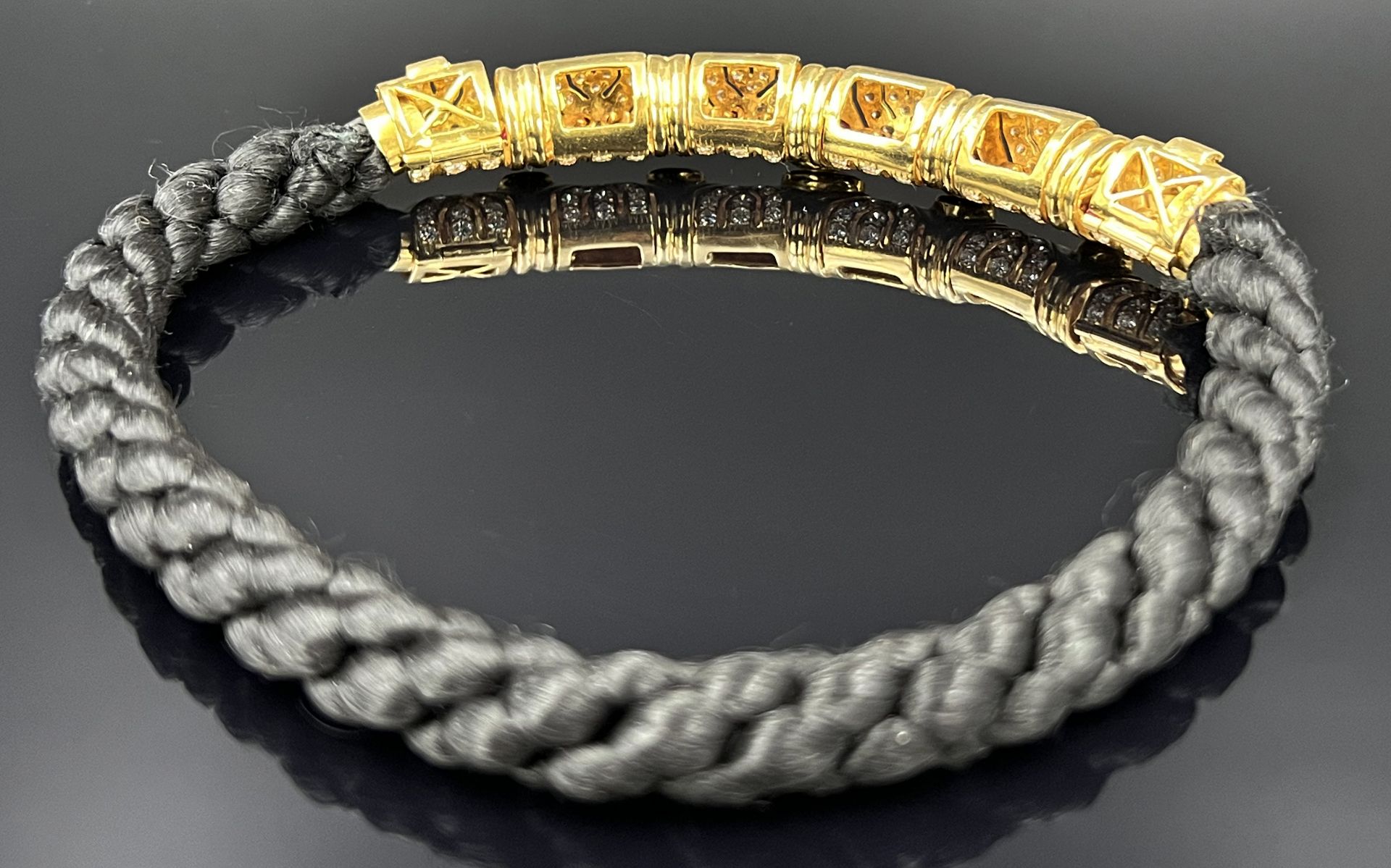 Collier. 750 Gelbgold mit üppigem Diamantbesatz, roten Farbsteinen und einem Flechtband. - Bild 6 aus 13