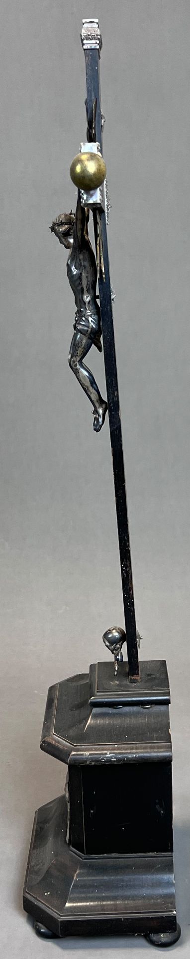 Standkreuz. Altarkreuz mit Metall-Applikationen. 19. Jahrhundert. Deutschland. - Bild 2 aus 9