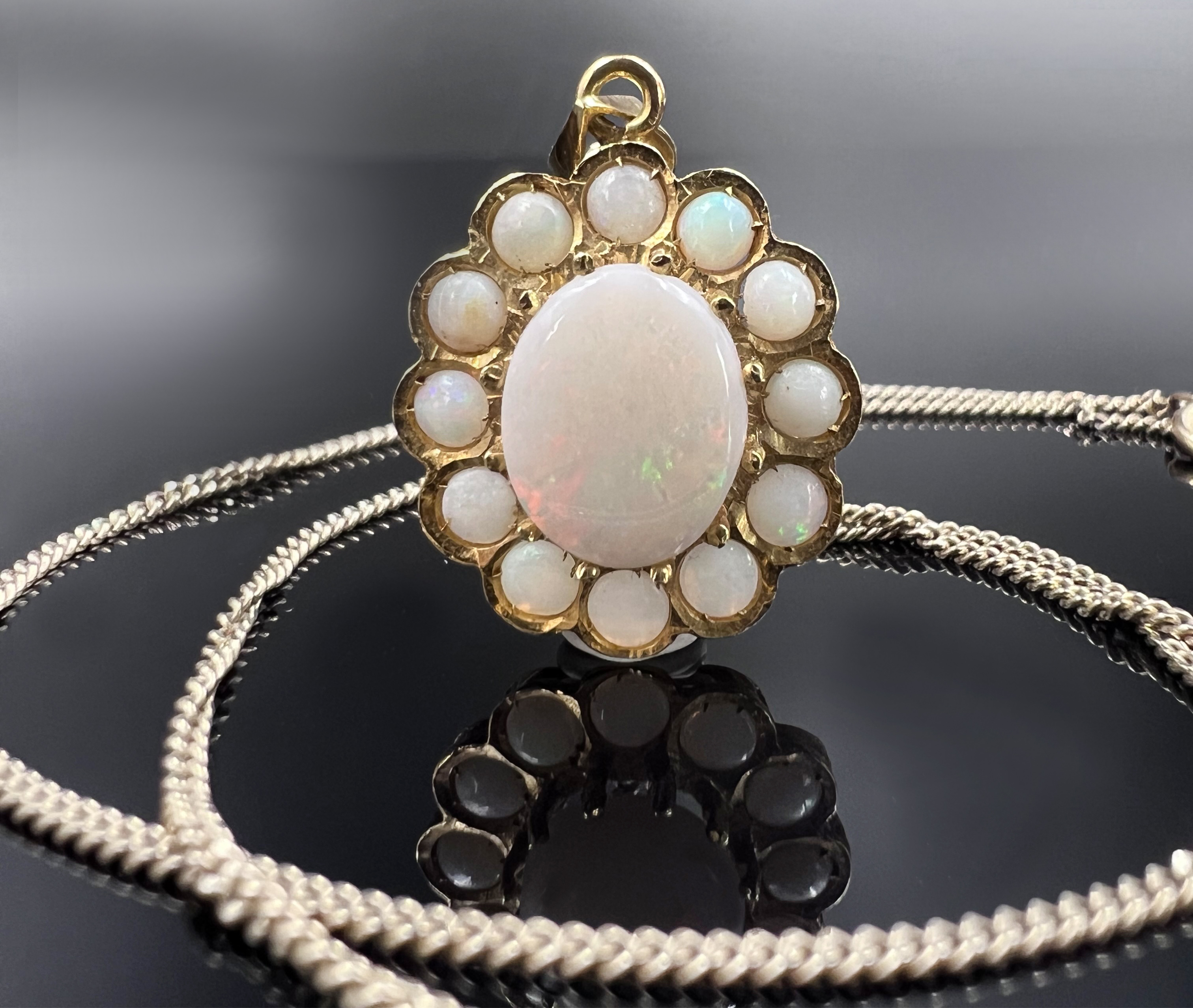 Pendant with necklace. 585 yellow gold with opals.