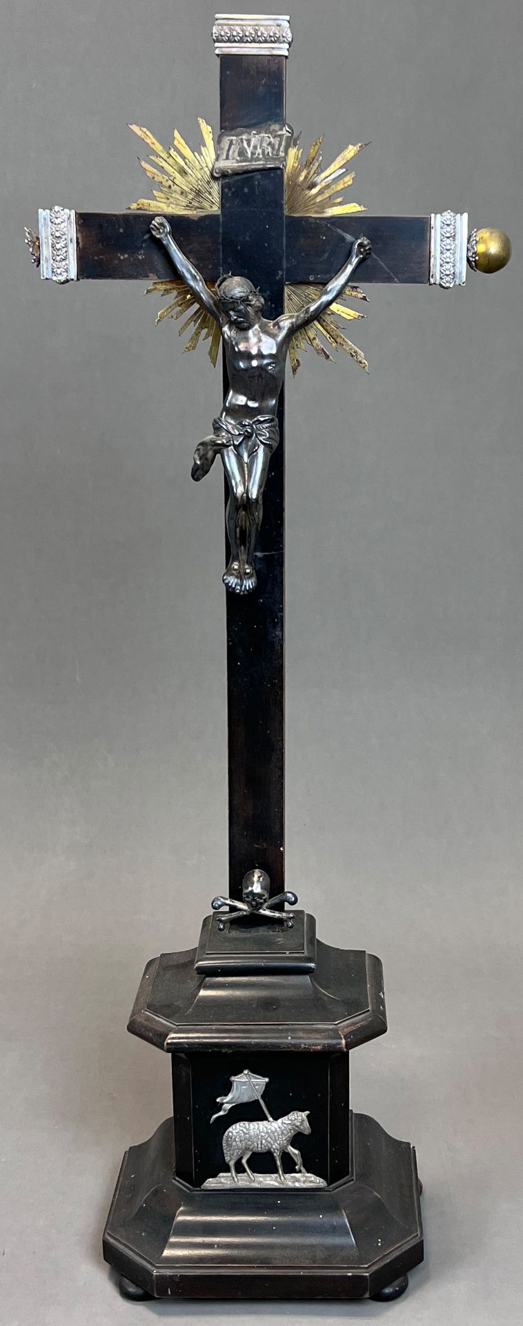 Standkreuz. Altarkreuz mit Metall-Applikationen. 19. Jahrhundert. Deutschland.