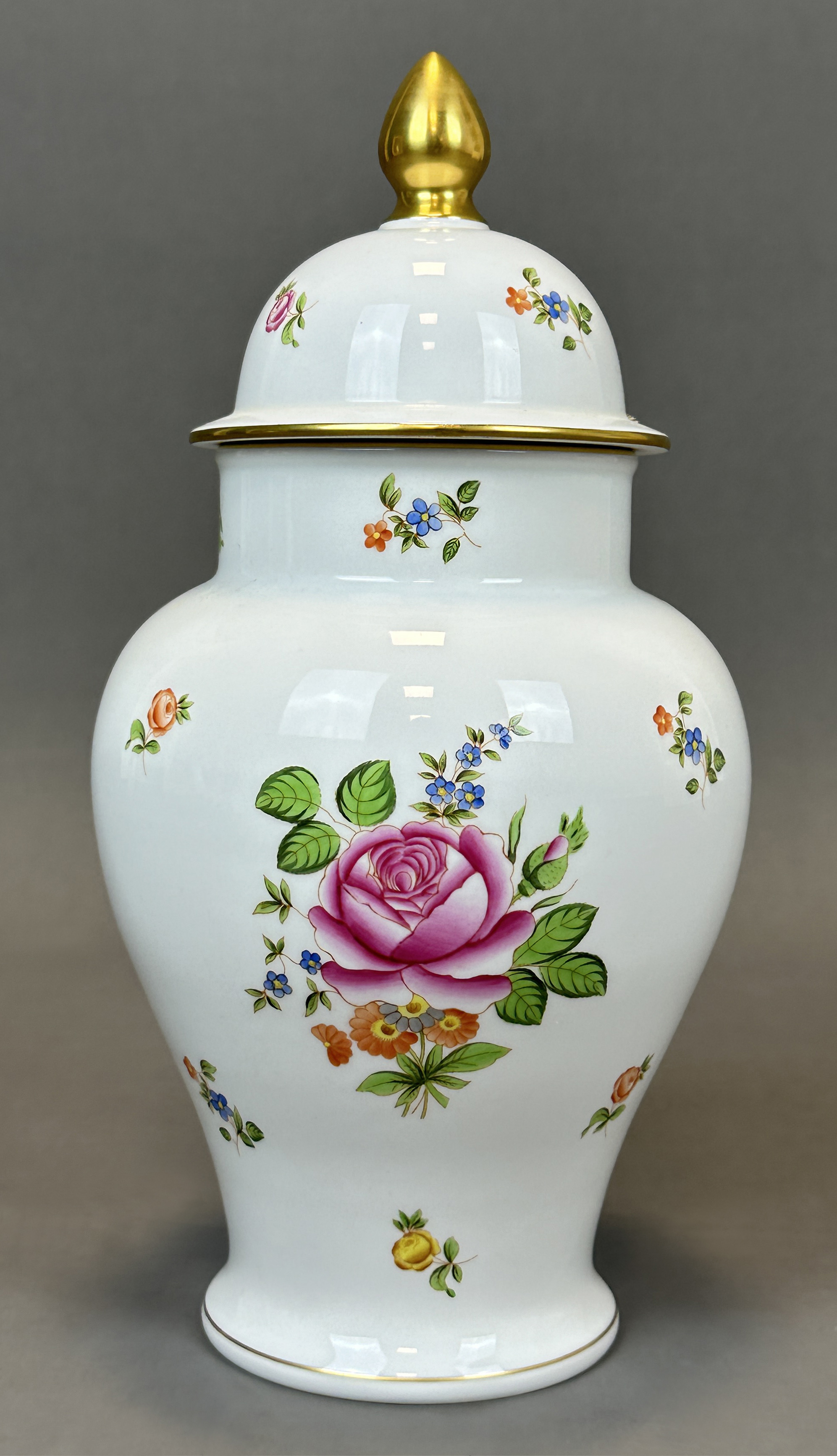 Lidded vase. HEREND.