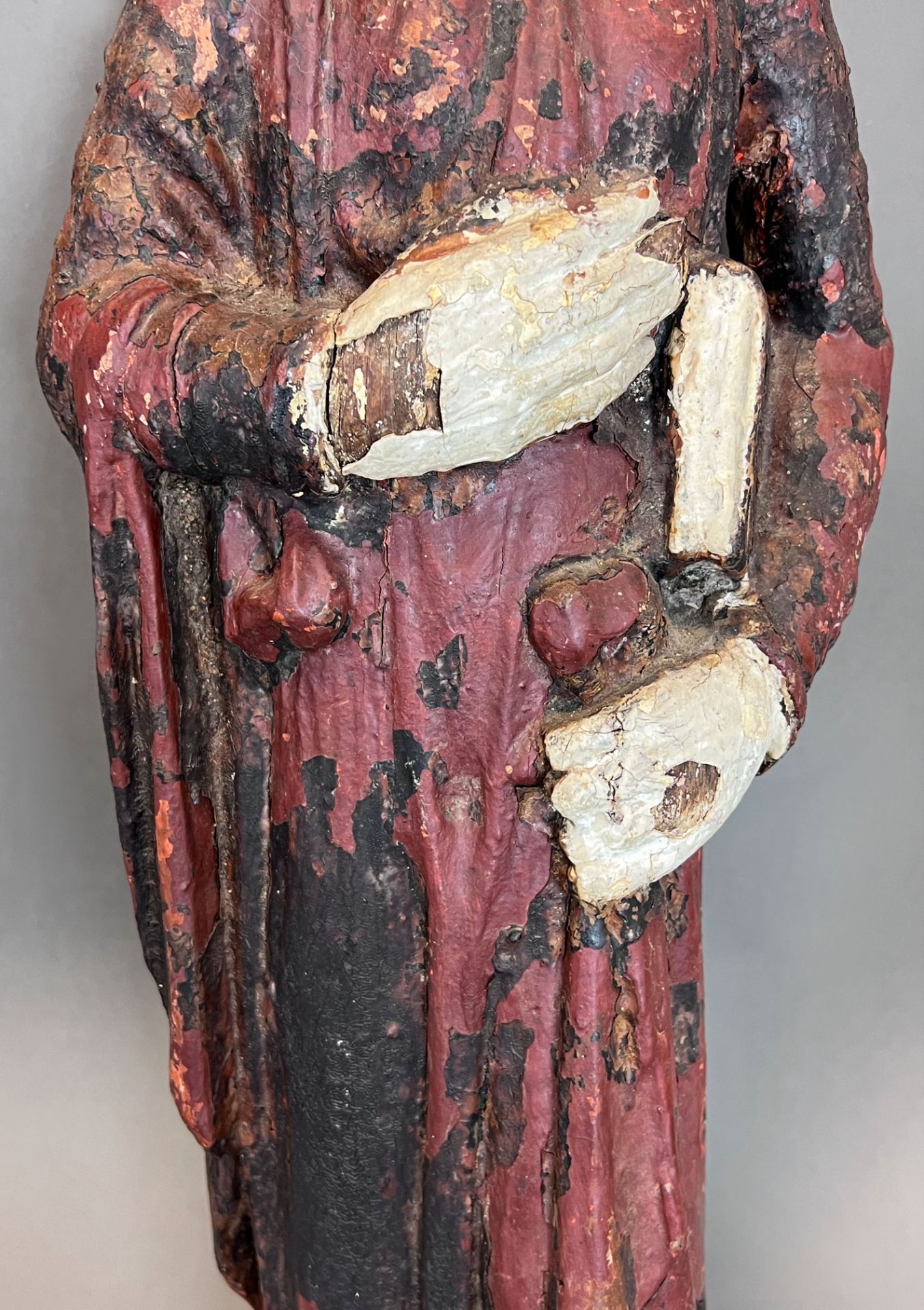 Romanische Heiligenfigur. Geistlicher. Wohl 13. Jahrhundert. - Bild 7 aus 12