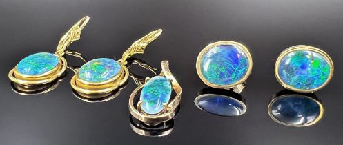 Jewellery set with opal doublets. Yellow gold of various alloys.