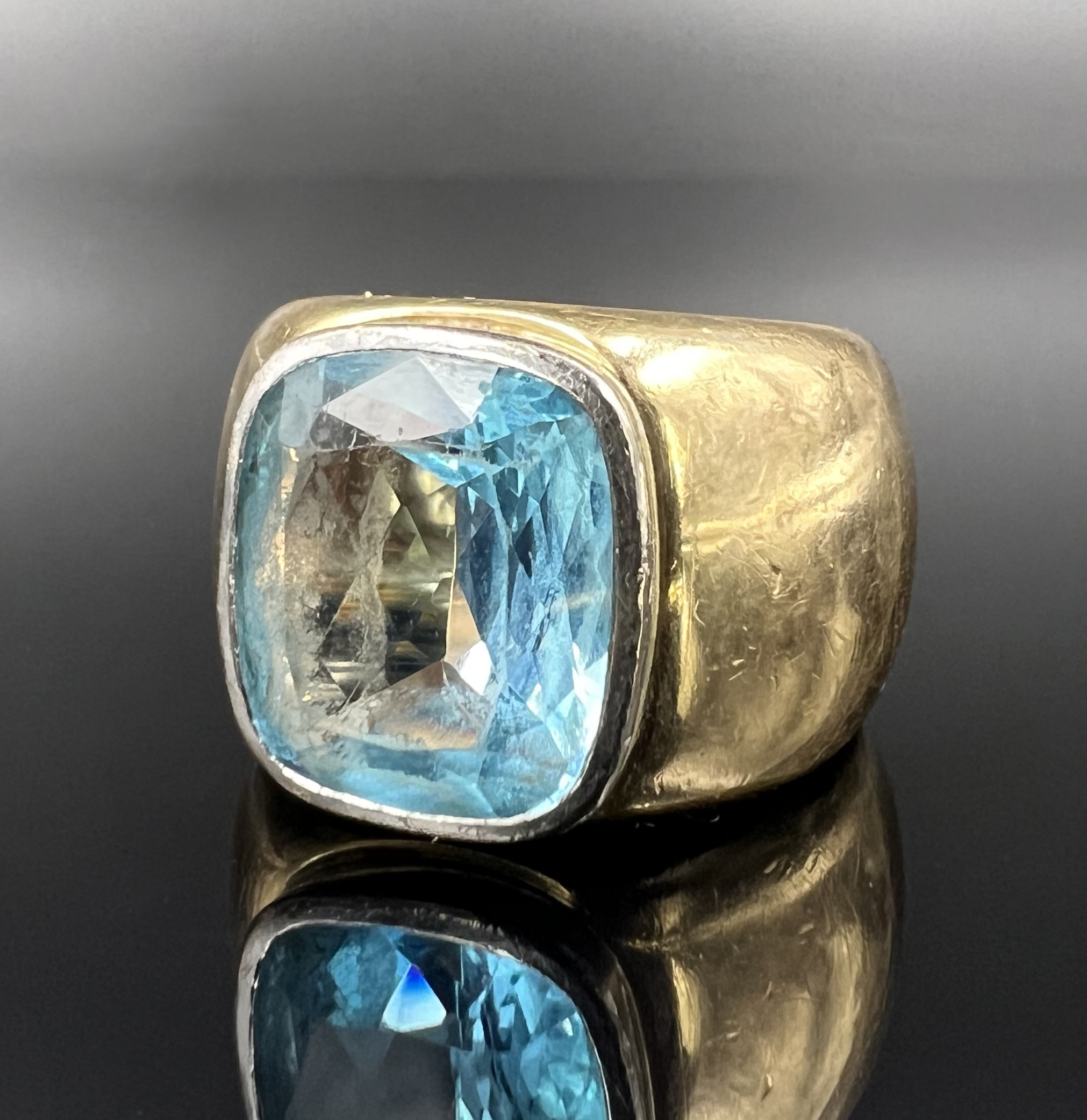 Ladies' ring. 585 yellow gold with an aquamarine-coloured gemstone.