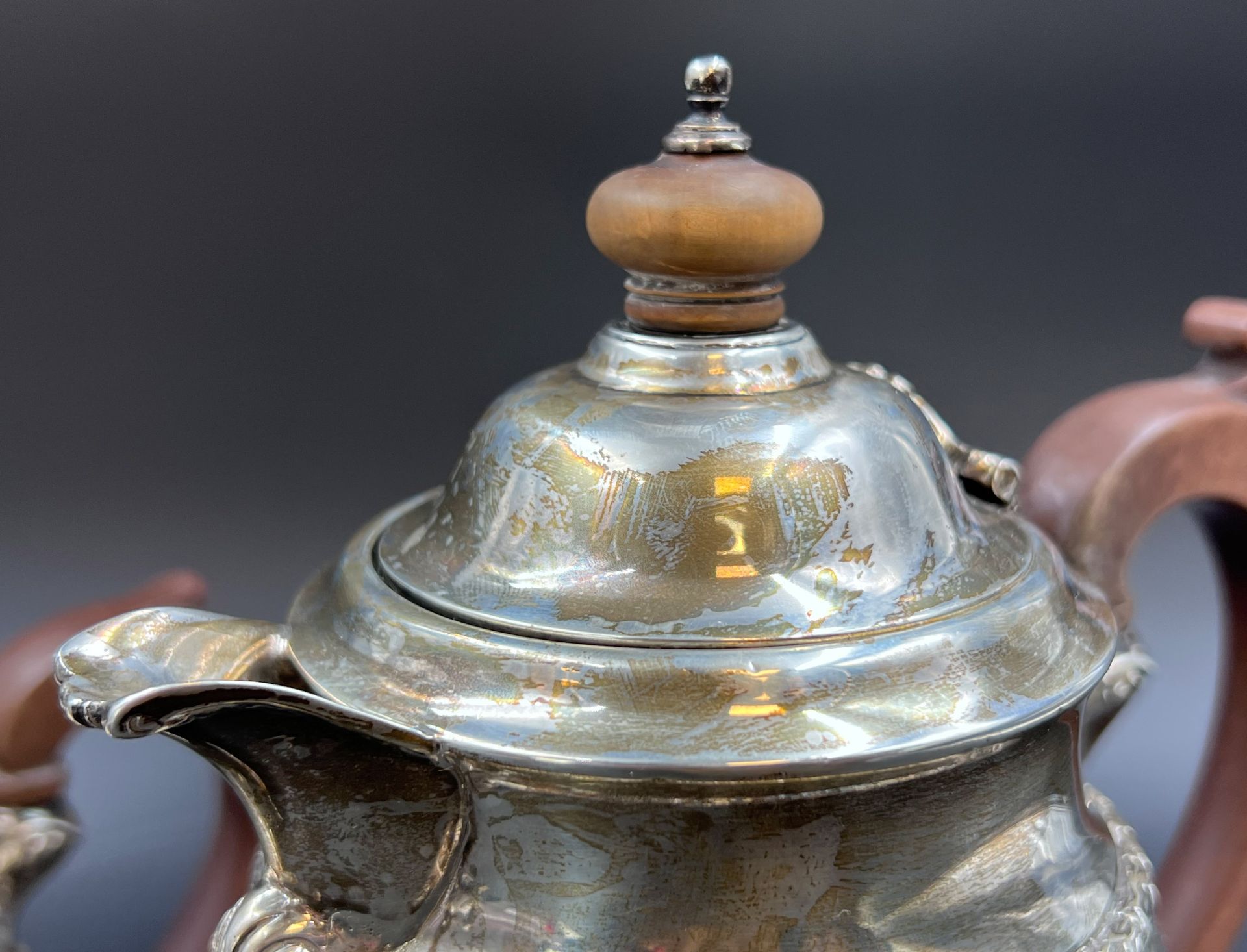 Antique tea and coffee pot. 925 sterling silver. Goldsmiths & Silversmiths Co. London. Circa 1900. - Image 12 of 19