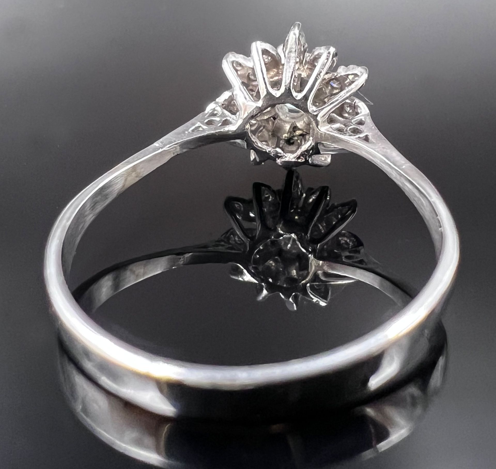 Ladies' ring in flower shape. 585 white gold with 13 diamonds. - Image 2 of 9