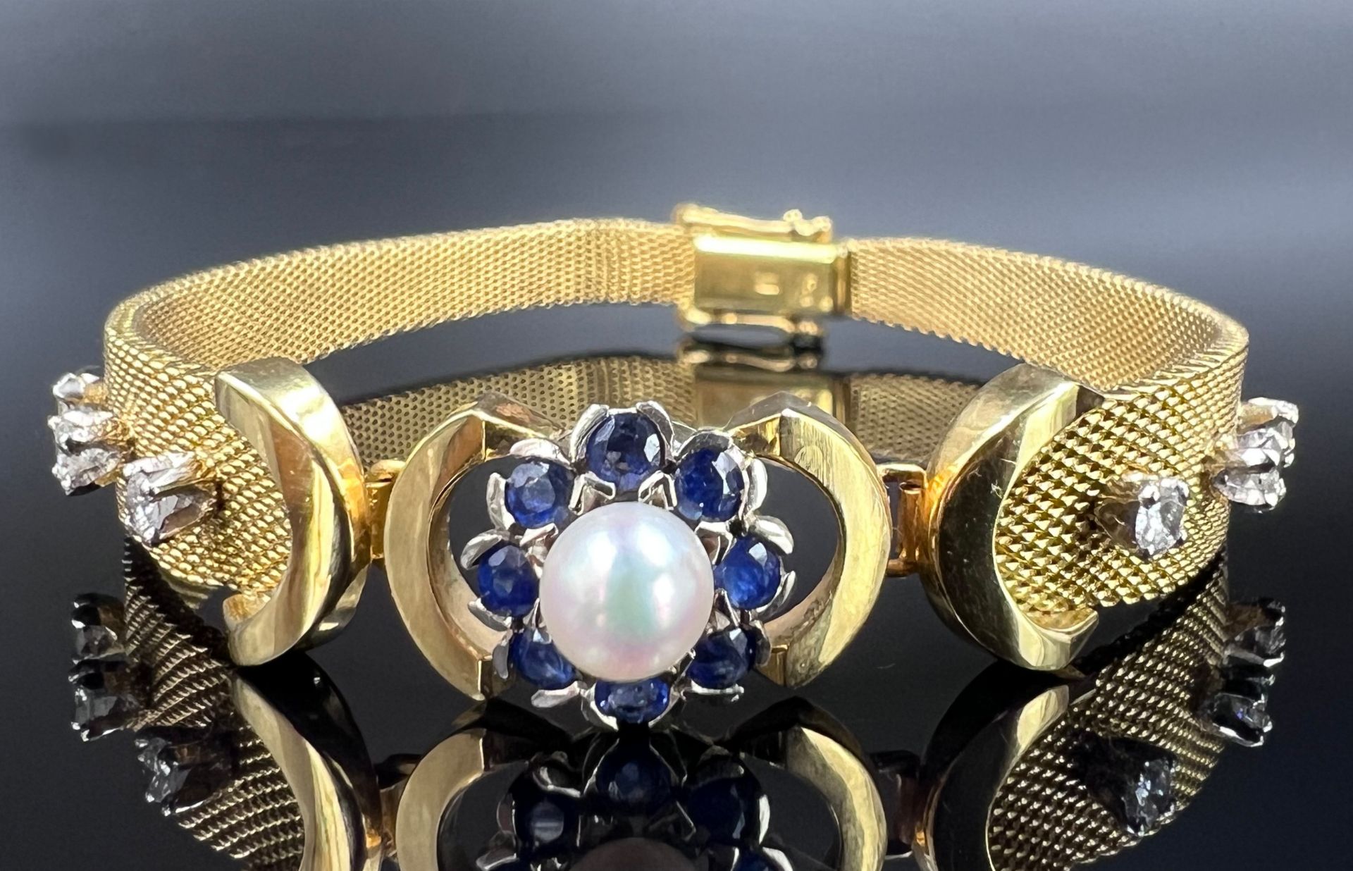 Bracelet. 750 yellow gold with diamonds, sapphires and a pearl.