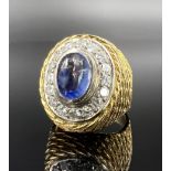 Ladies' ring. 750 yellow gold and white gold with diamonds and a coloured stone cabochon.
