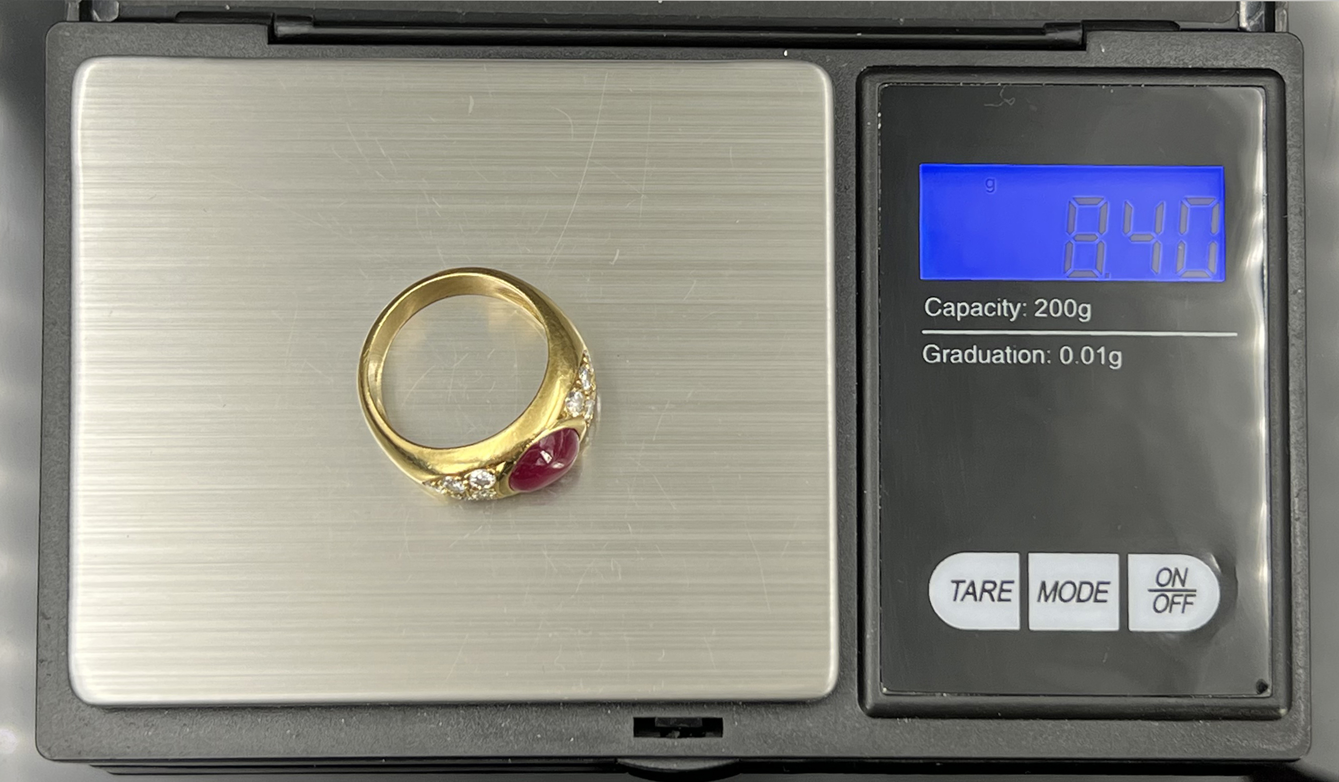 Ladies' ring. 750 yellow gold with diamonds and a red coloured stone cabochon. - Image 11 of 11