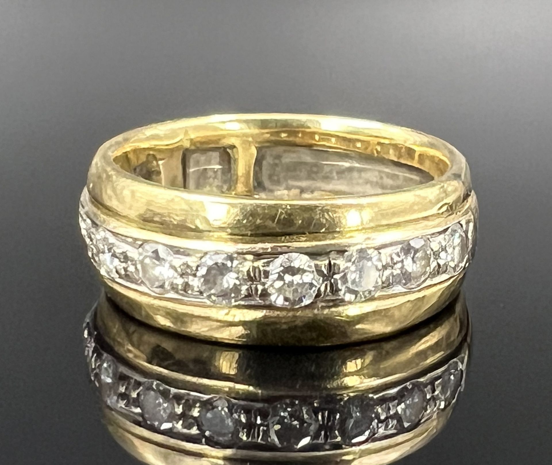 Damenring. 750 Gelbgold und Weißgold mit 10 kleinen Diamanten.