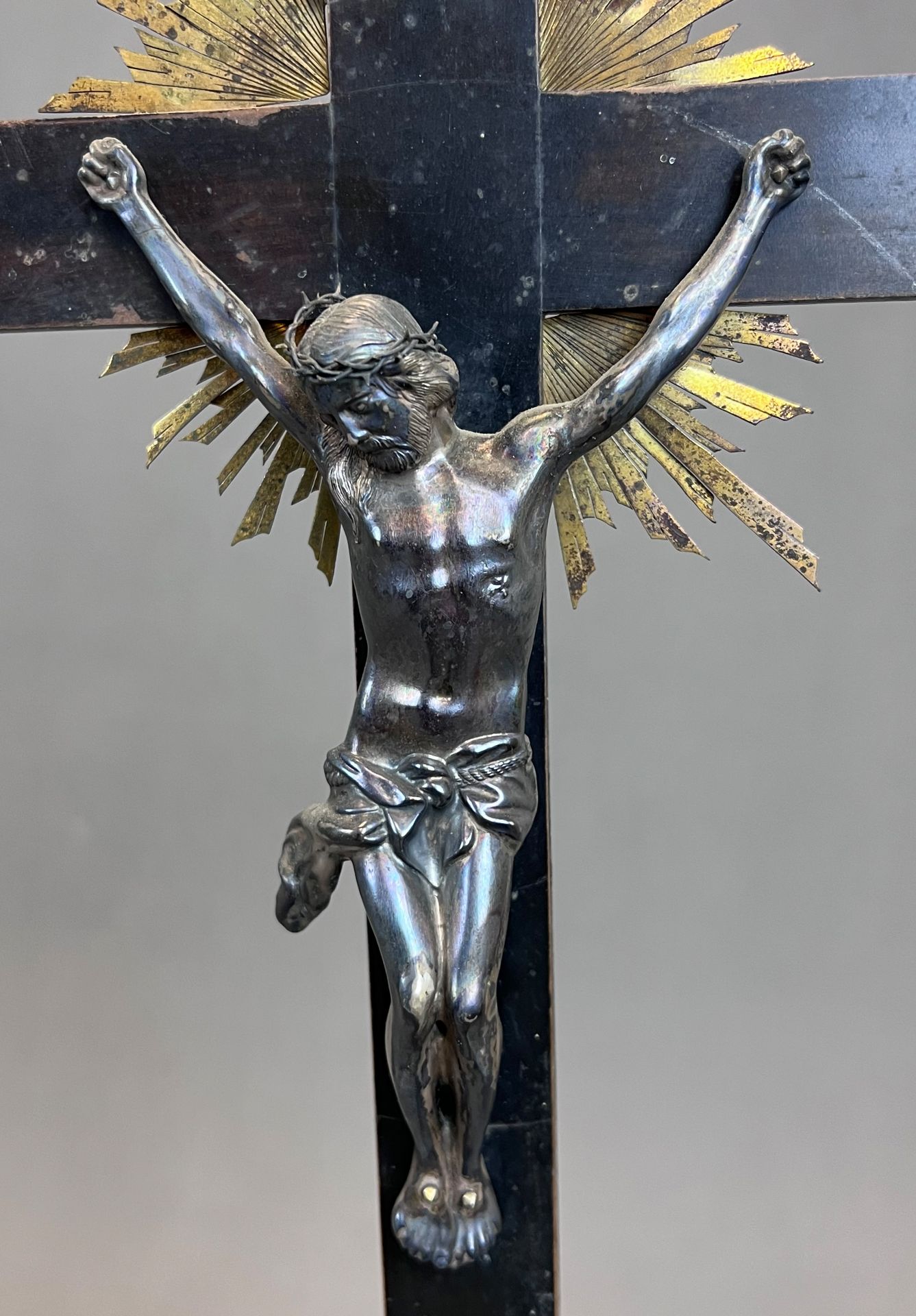Standkreuz. Altarkreuz mit Metall-Applikationen. 19. Jahrhundert. Deutschland. - Bild 5 aus 9