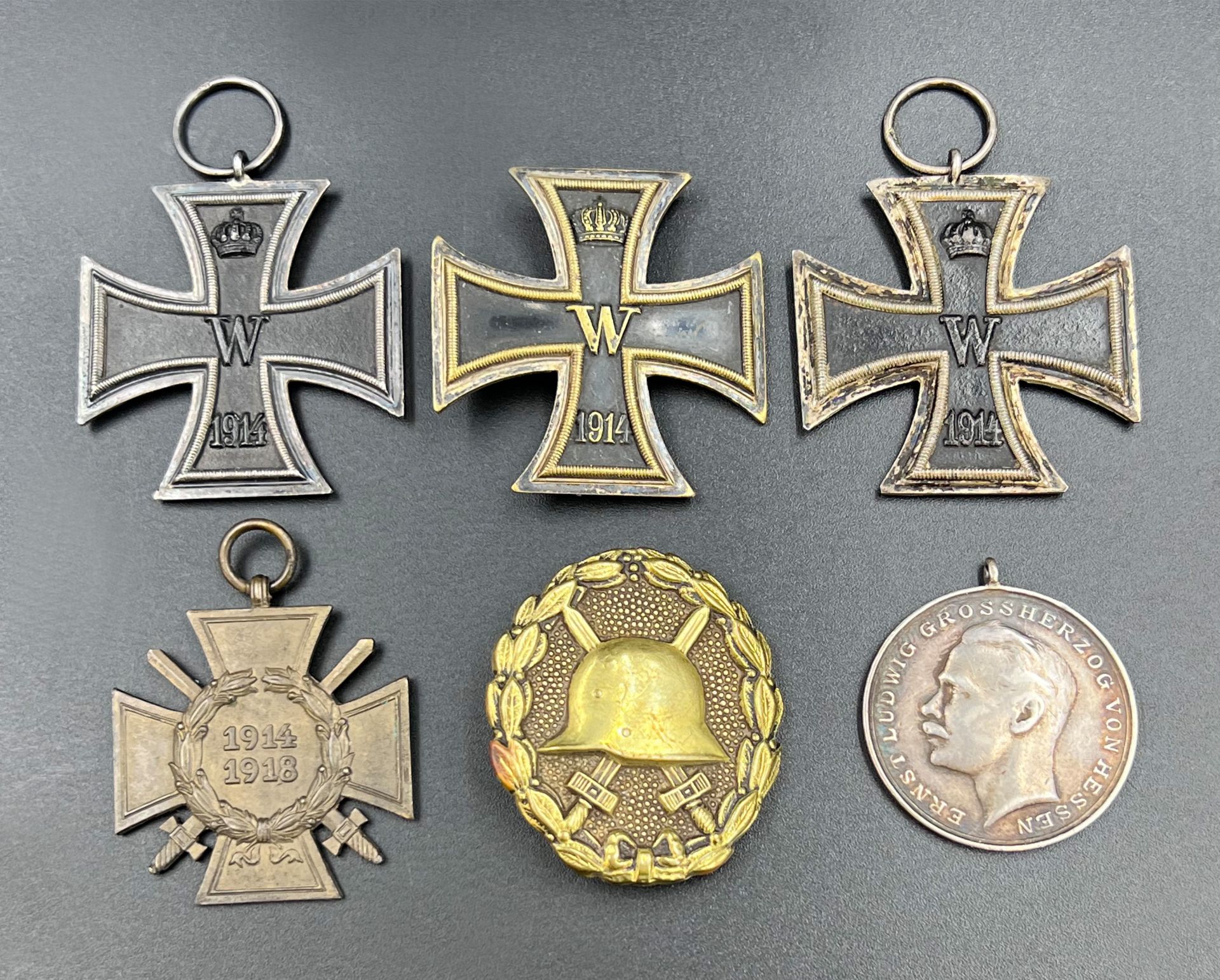 Collection of medals and badges. World War 1.