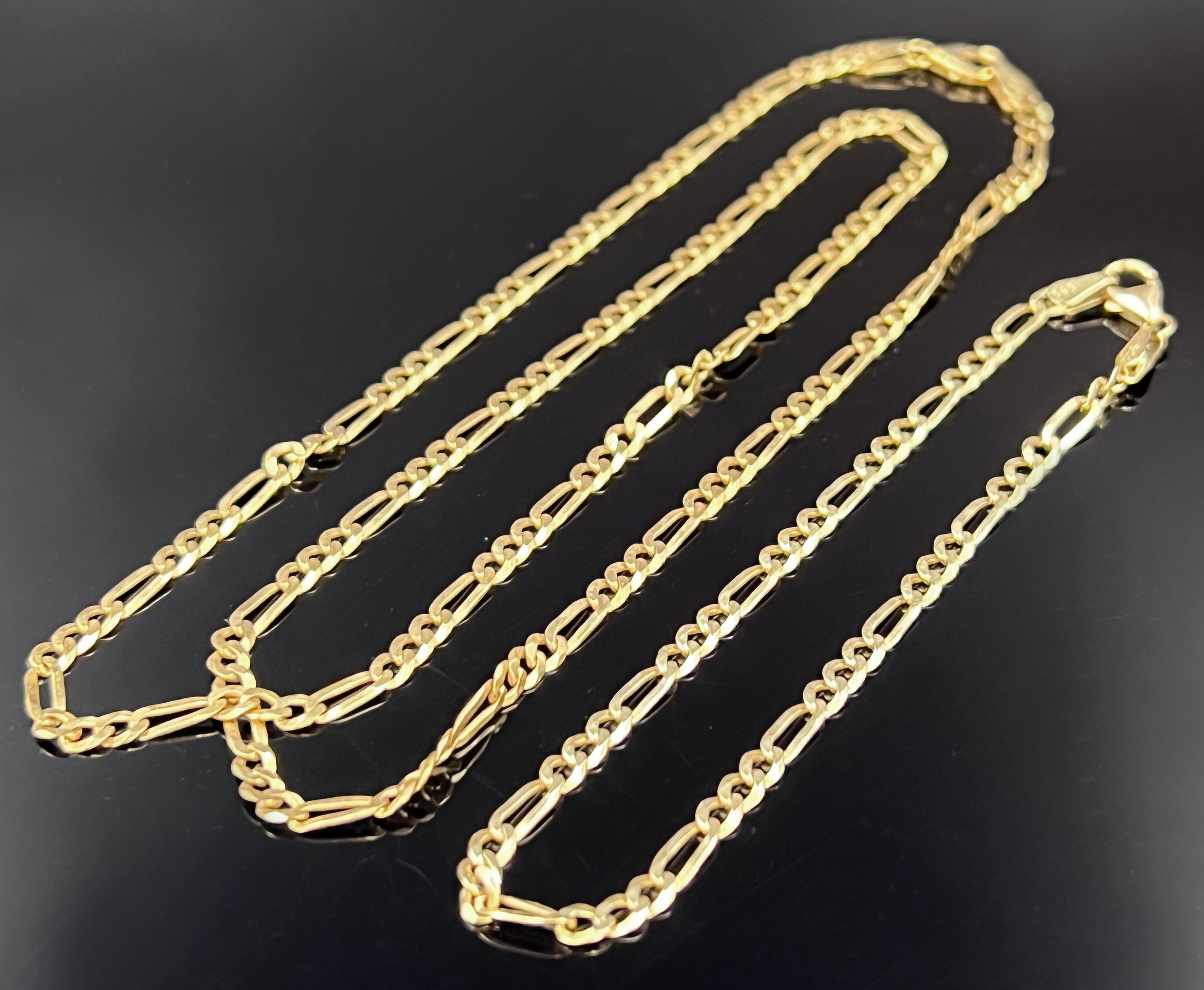 Two chains. 585 yellow gold. 1 bracelet and 1 necklace.