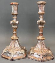 Ein Paar Altarleuchter. Holz. Wohl 19. Jahrhundert.