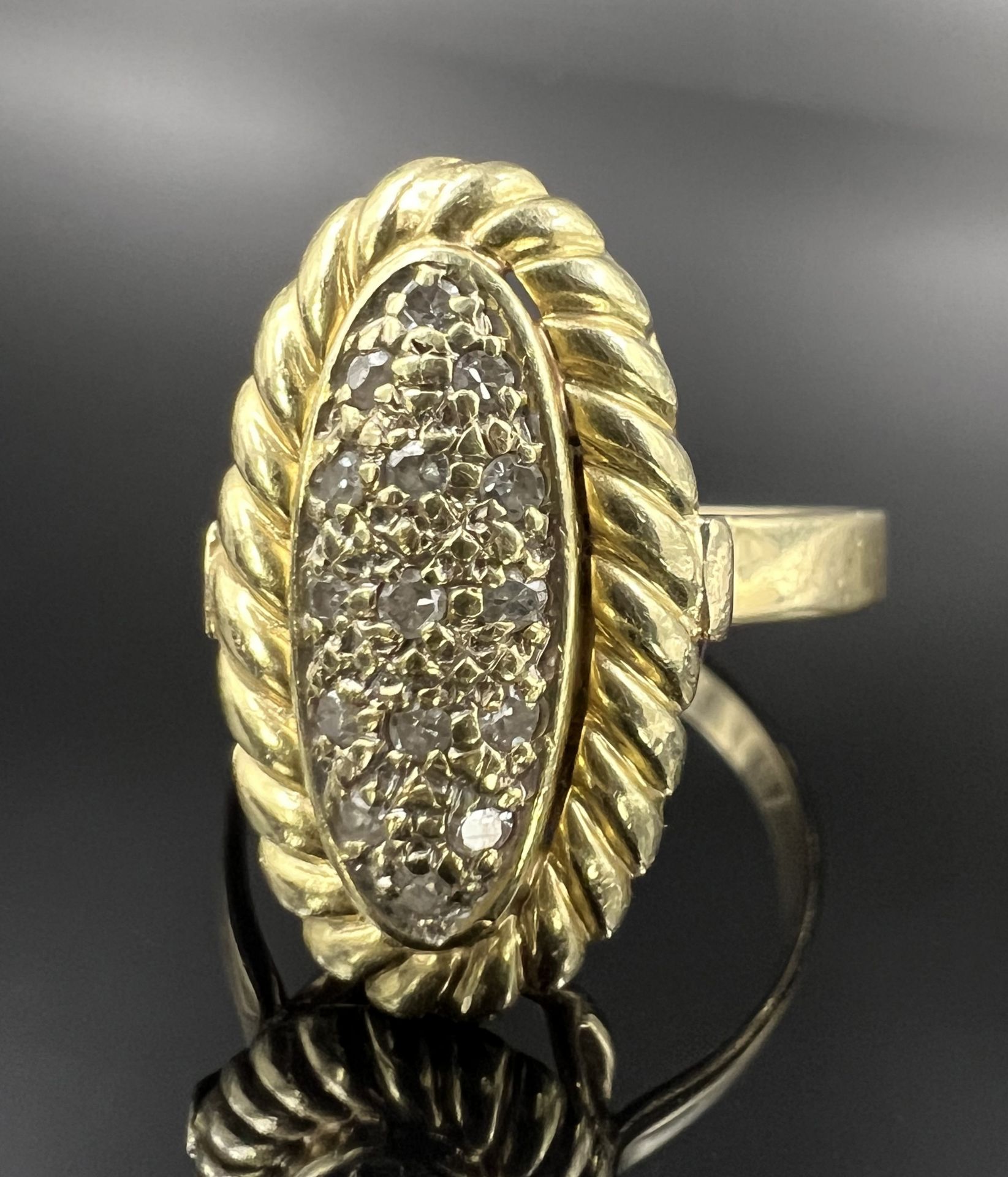 Ladies' ring. 585 yellow gold and white gold with 15 small diamonds.