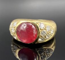 Ladies' ring. 750 yellow gold with diamonds and a red coloured stone cabochon.